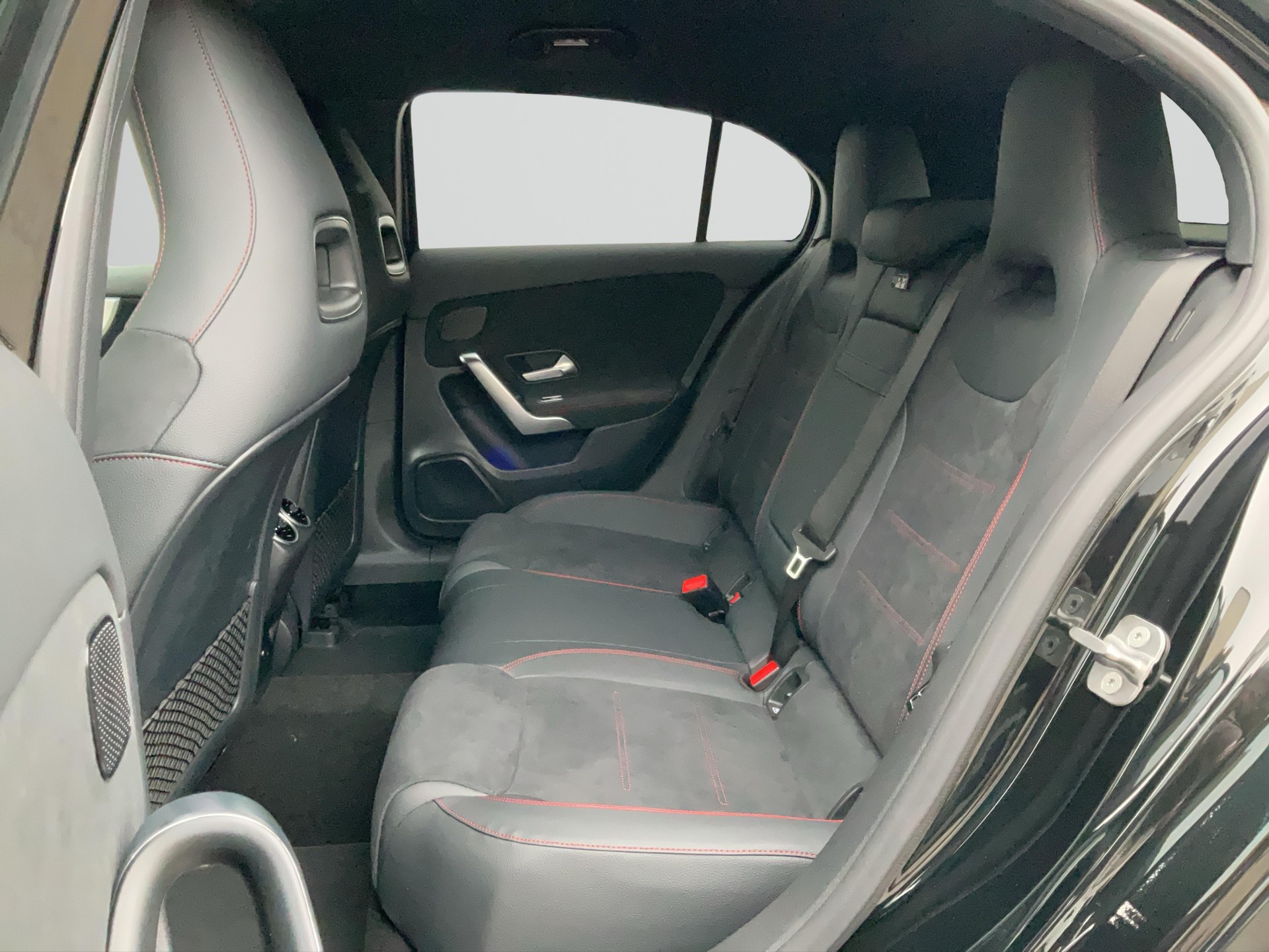 MERCEDES-BENZ A 220 d AMG Line-image-6
