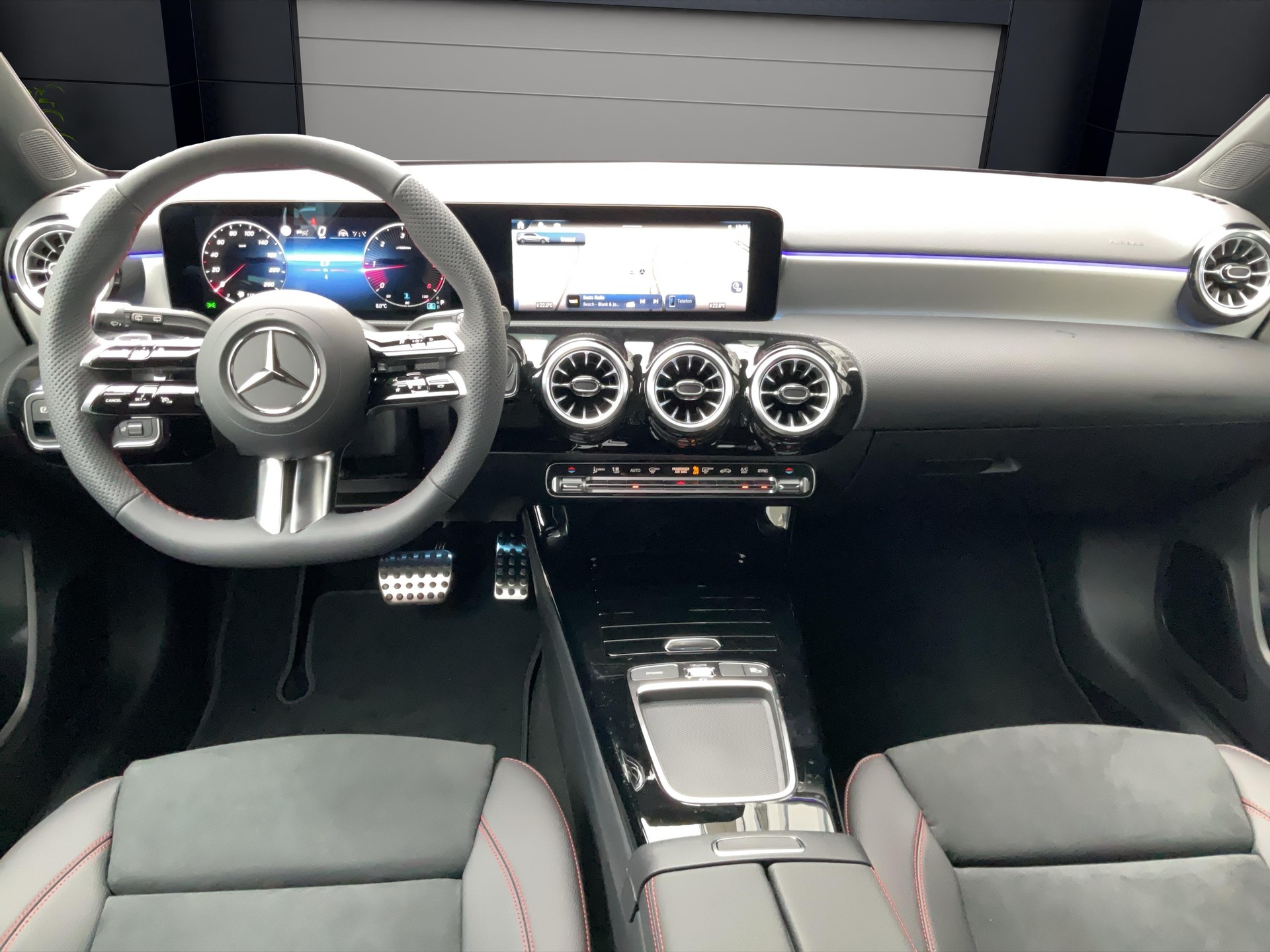 MERCEDES-BENZ A 220 d AMG Line-image-5