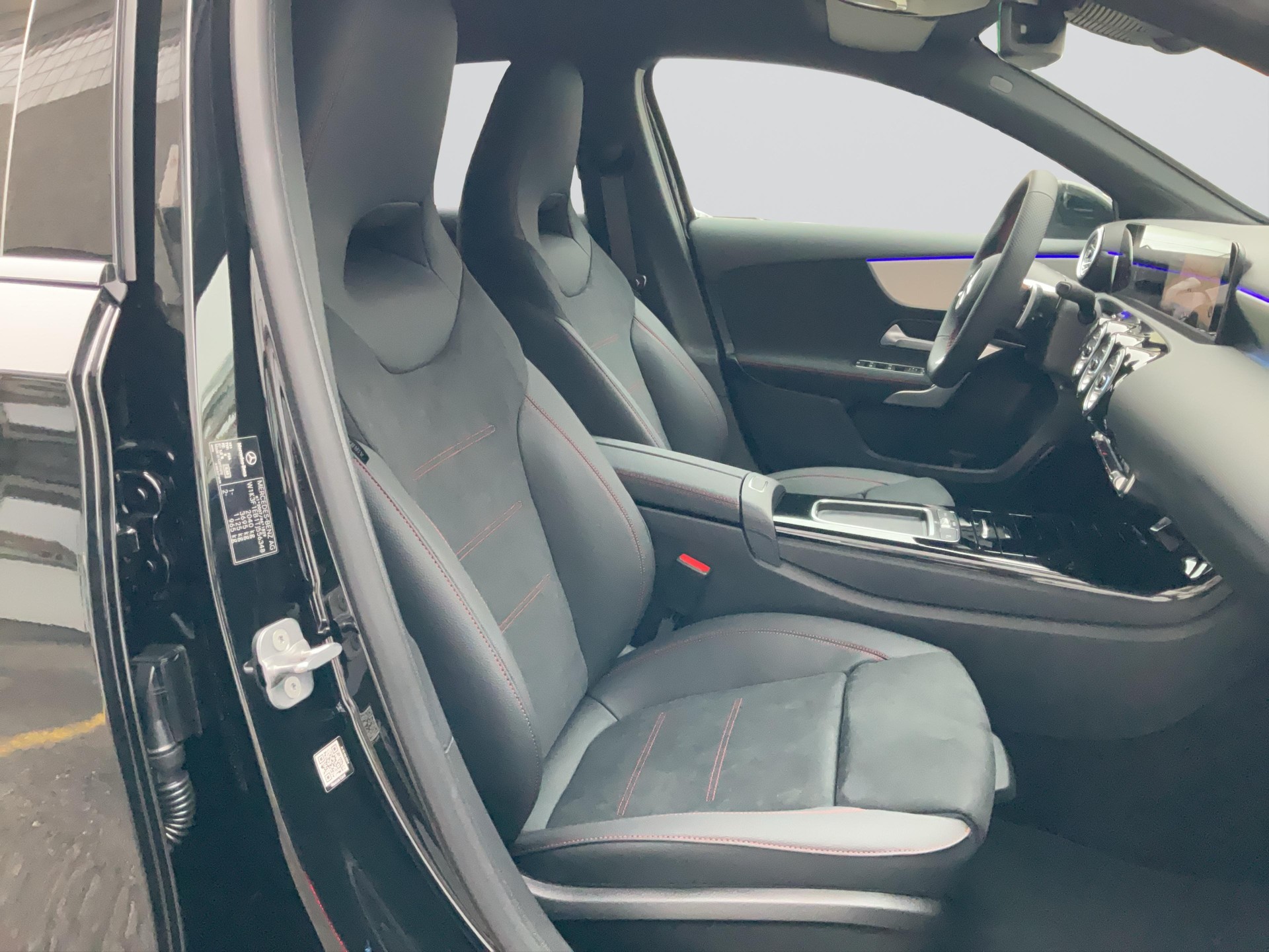 MERCEDES-BENZ A 220 d AMG Line-image-7