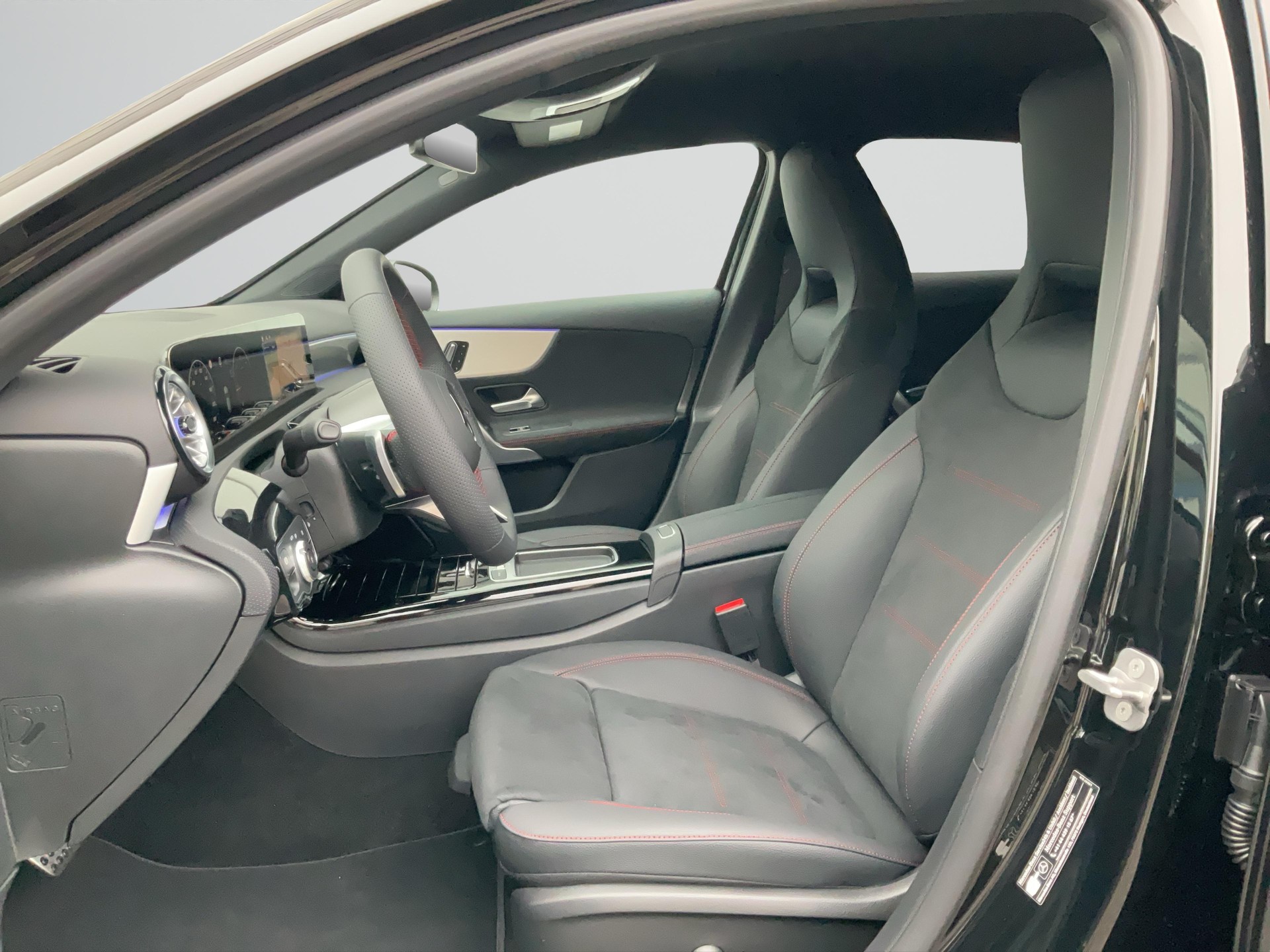 MERCEDES-BENZ A 220 d AMG Line-image-4
