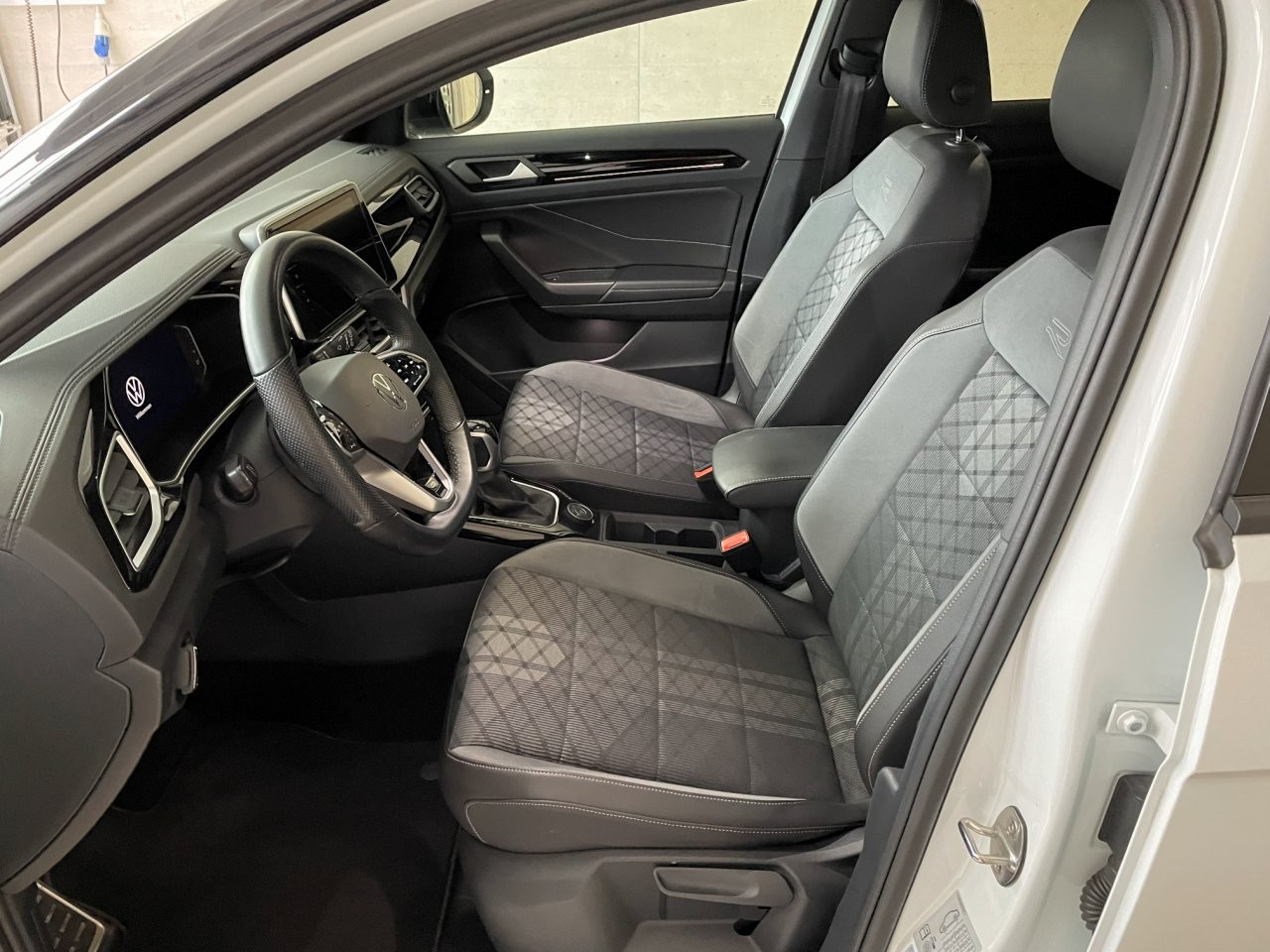 VW T-Roc 2.0 TSI R-Line DSG 4Motion-image-9