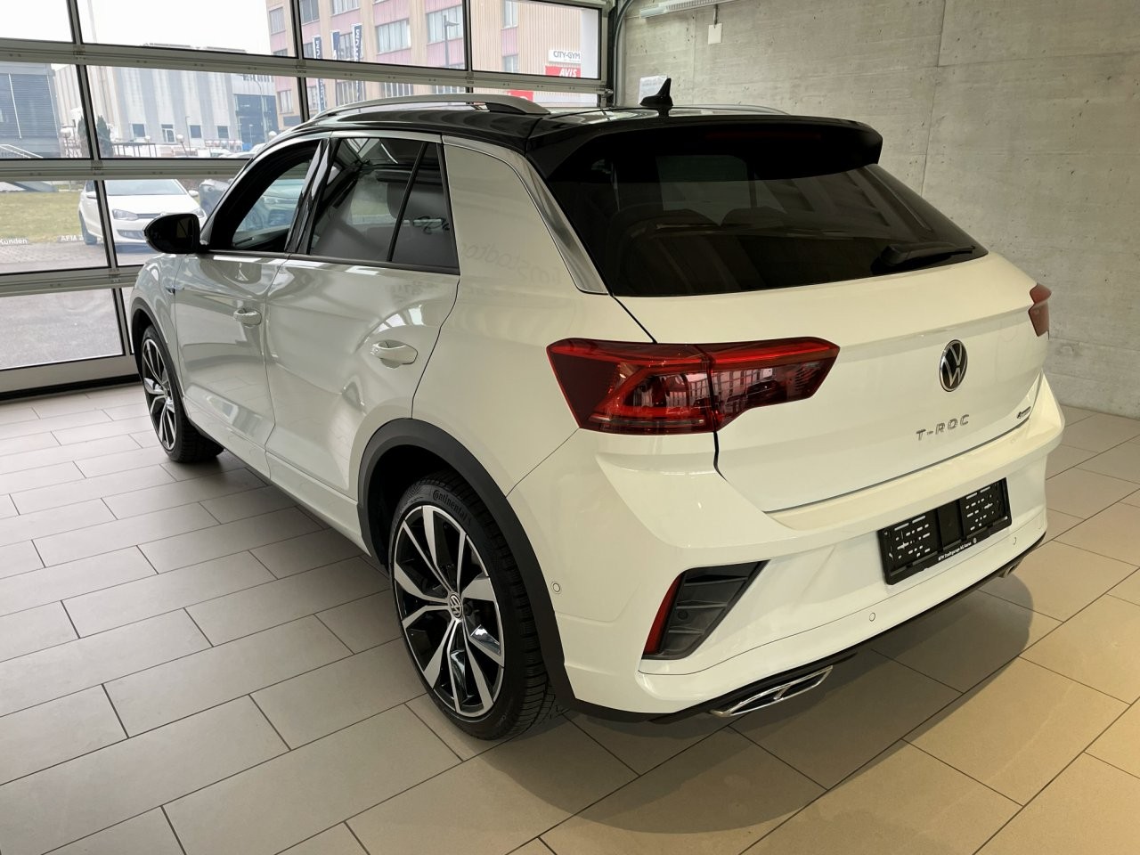 VW T-Roc 2.0 TSI R-Line DSG 4Motion-image-2