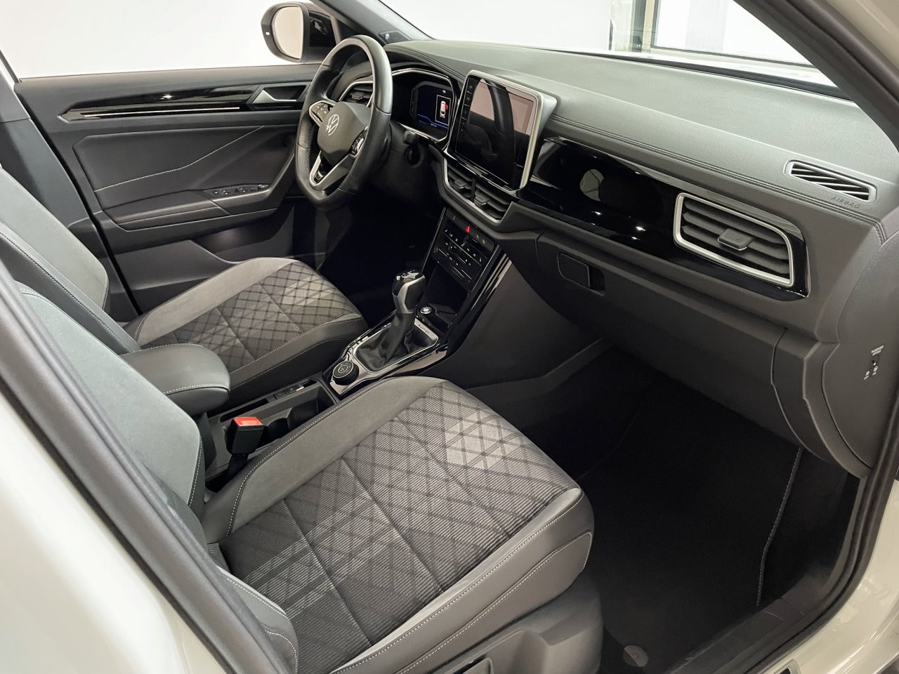 VW T-Roc 2.0 TSI R-Line DSG 4Motion-image-5