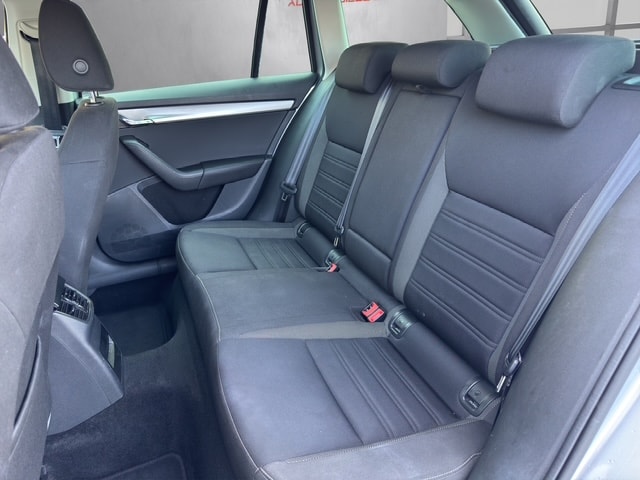 SKODA Octavia Combi 2.0 TDI Ambition 4x4 DSG-image-24