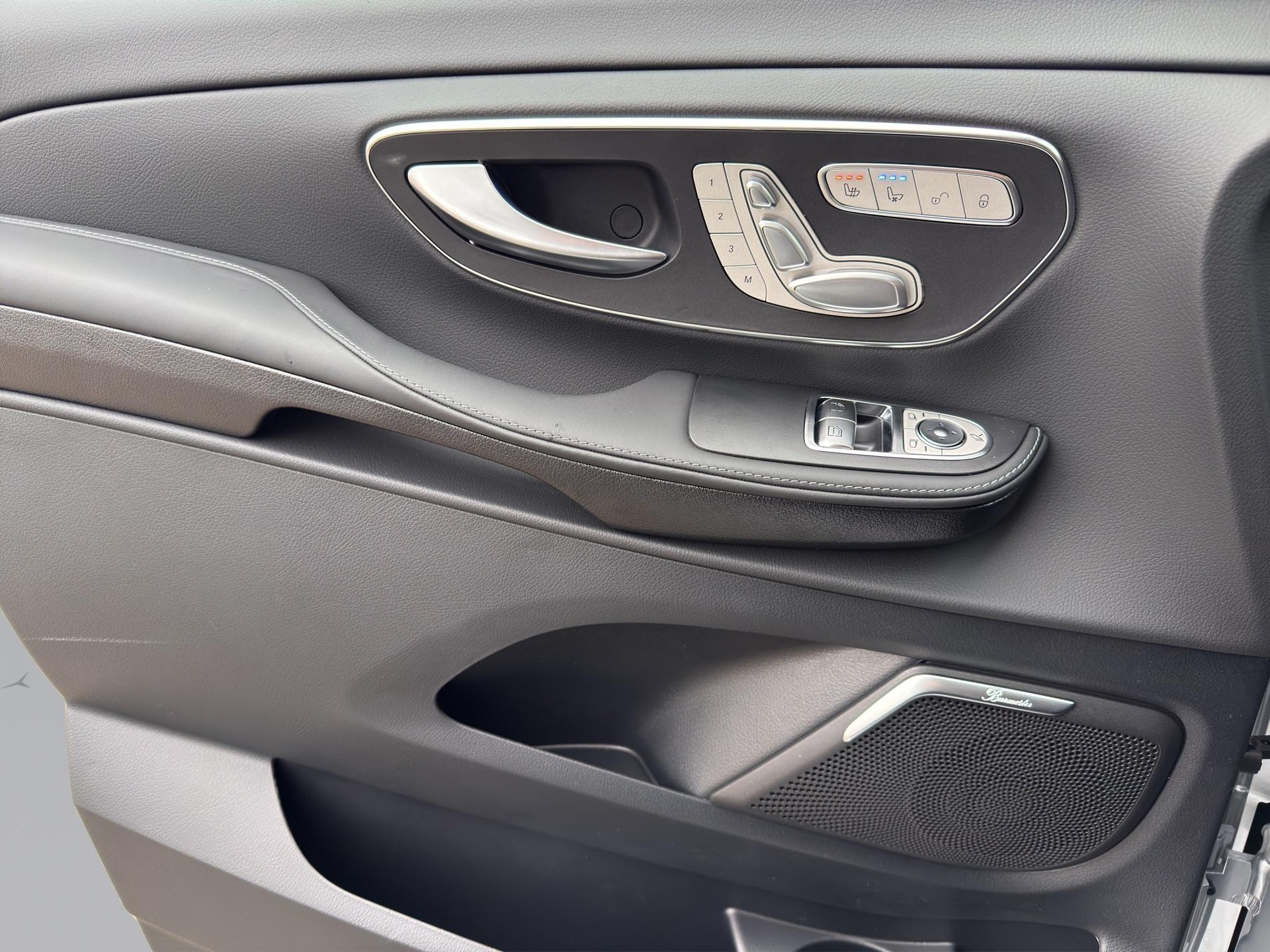 MERCEDES-BENZ V 300 d Swiss Ed. lang 4matic Van-image-10