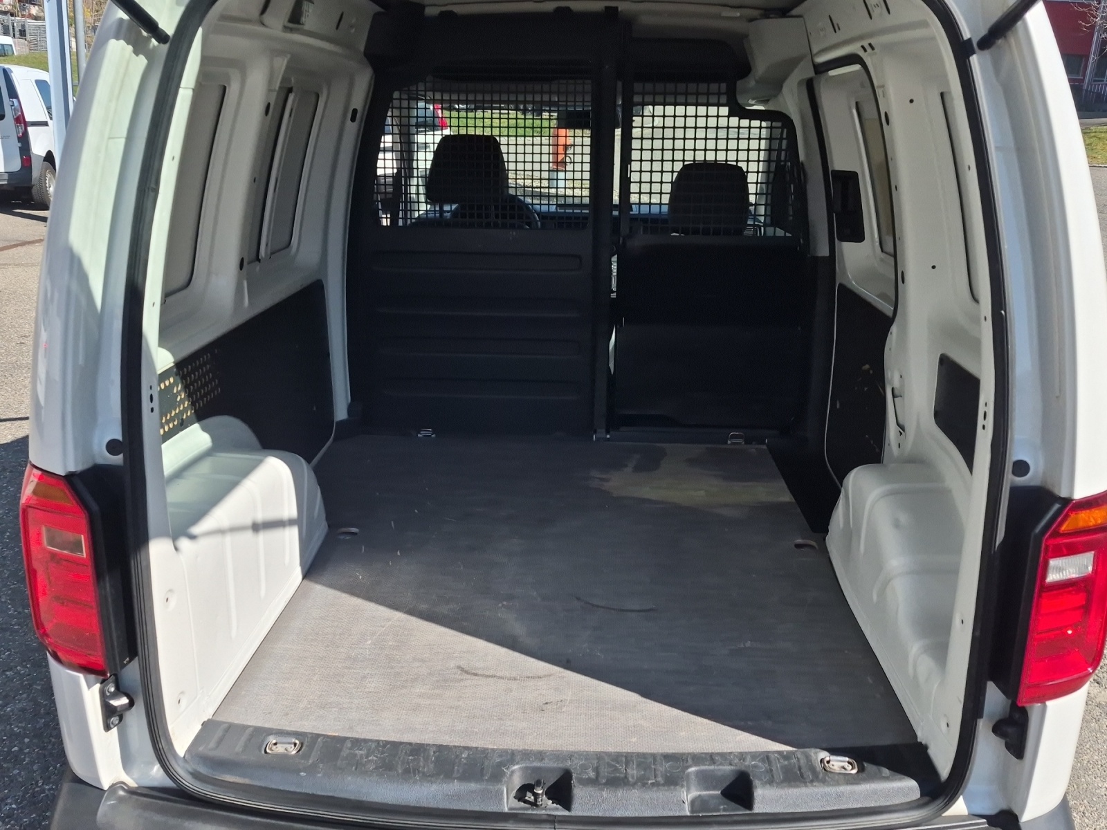 VW Caddy 2.0TDI BlueMotion Technology-image-14