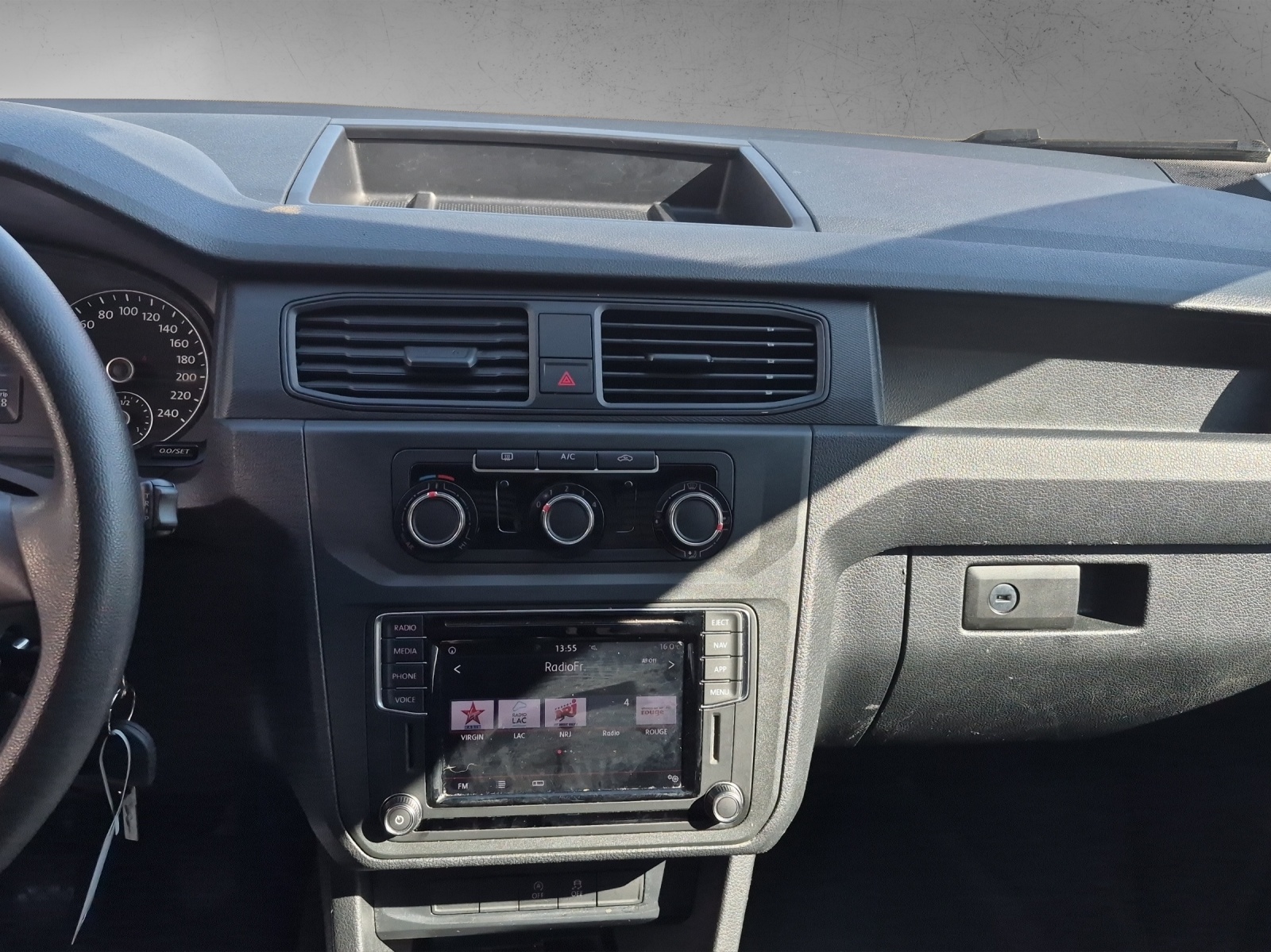 VW Caddy 2.0TDI BlueMotion Technology-image-9