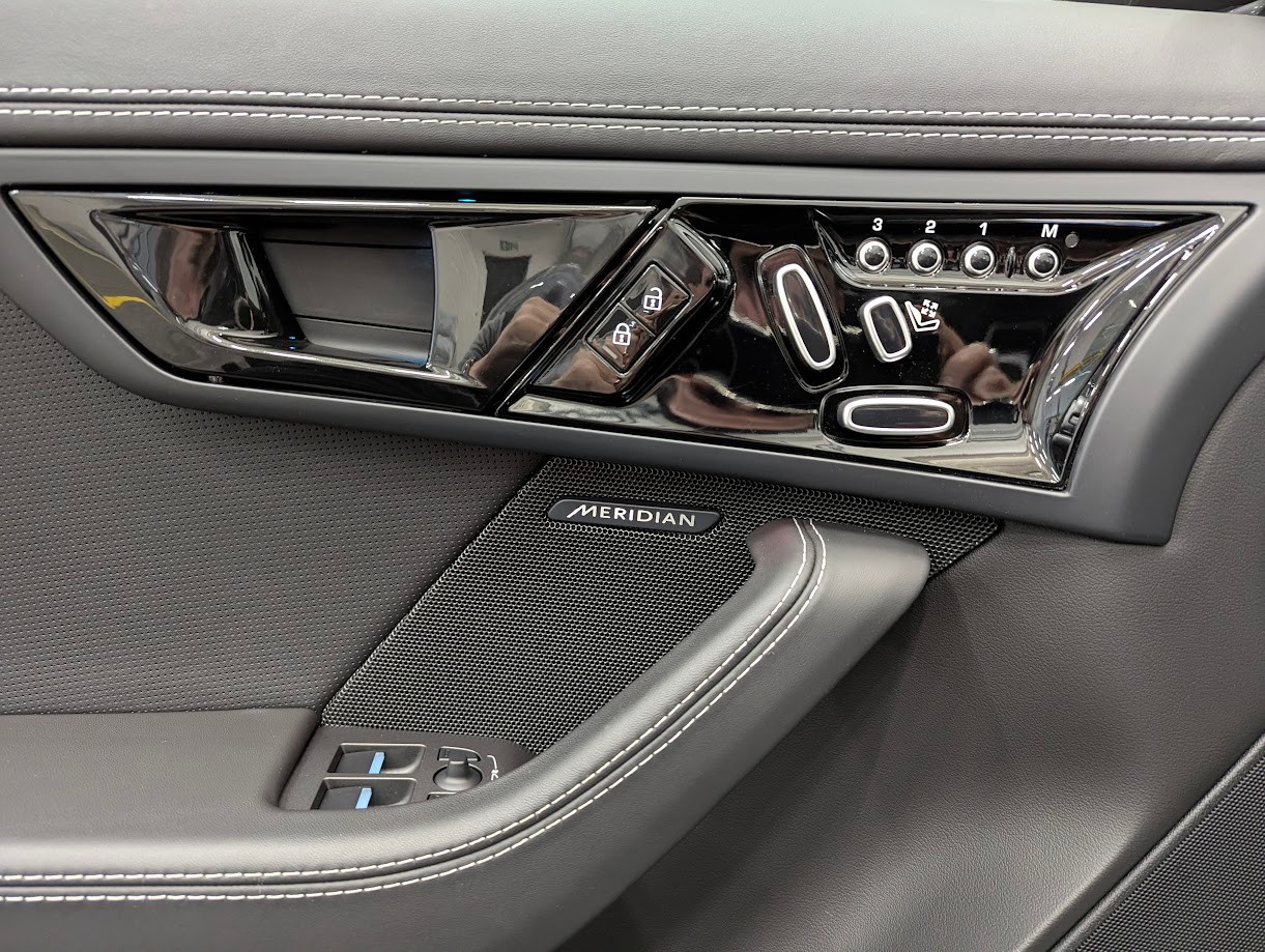 JAGUAR F-Type Convertible 5.0 V8 R75 AWD*LIMITIERTES SONDERMODELL 5J GAR PIXEL-LED CAM MERIDIAN SITZKLIMA*-image-7