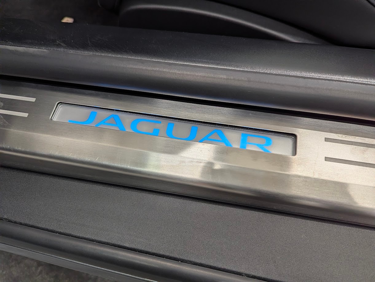 JAGUAR F-Type Convertible 5.0 V8 R75 AWD*LIMITIERTES SONDERMODELL 5J GAR PIXEL-LED CAM MERIDIAN SITZKLIMA*-image-8
