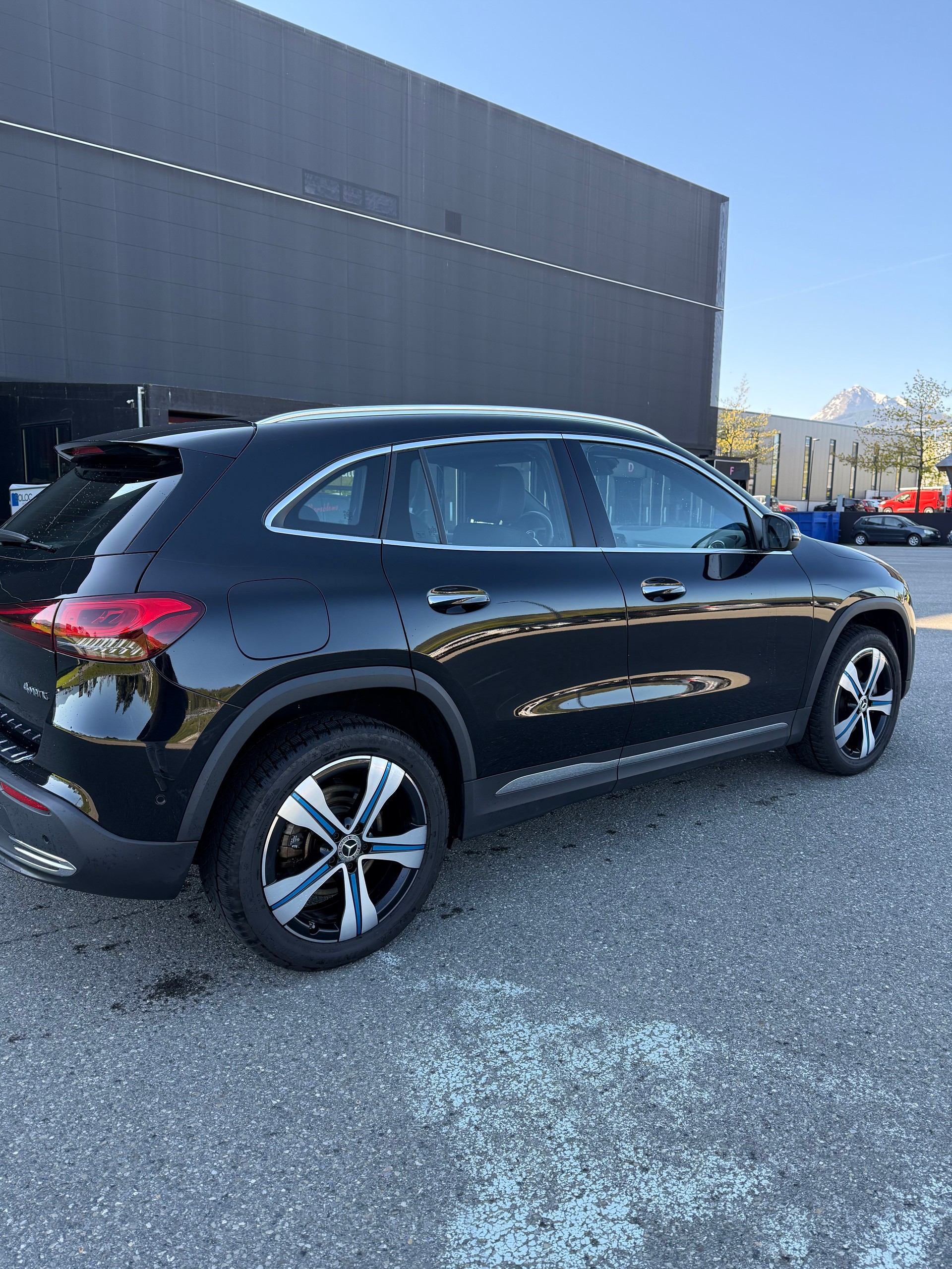 MERCEDES-BENZ EQA 350 4Matic-image-3
