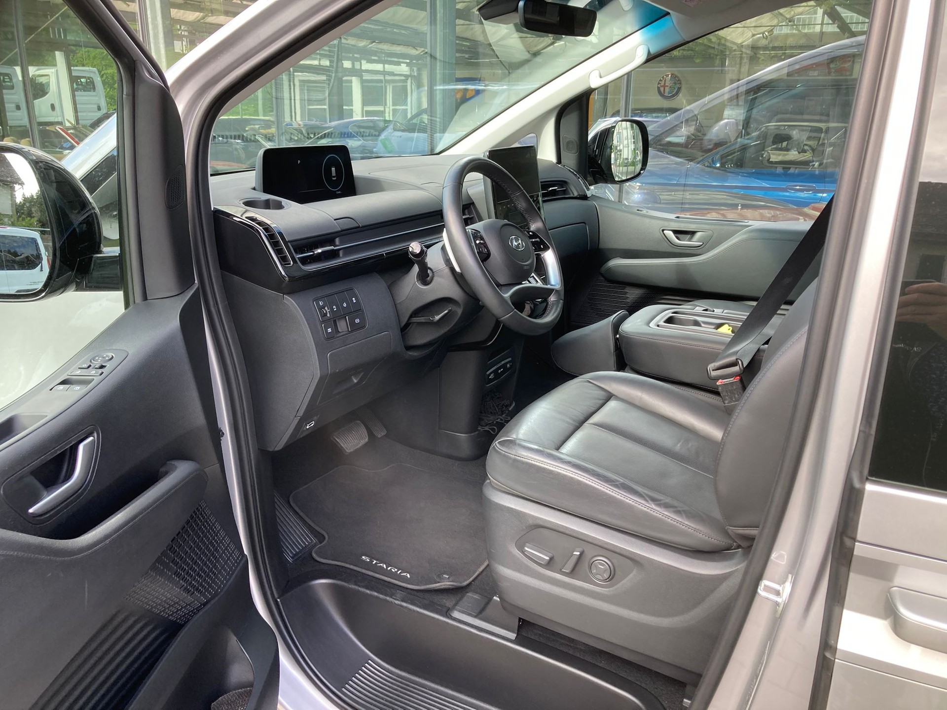 HYUNDAI Staria Premium 2.2 CRDi Vertex 4WD A-image-5