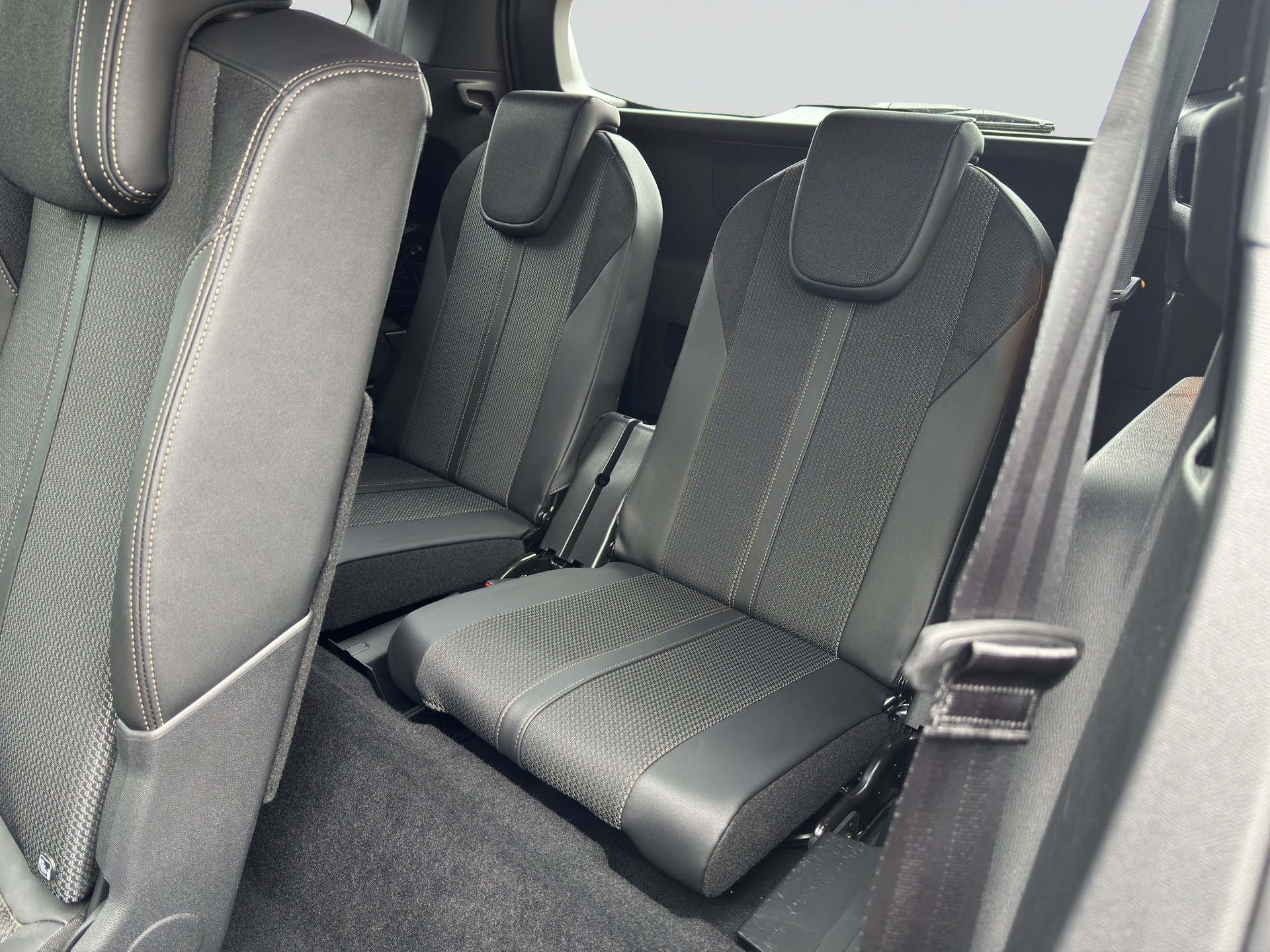 PEUGEOT 5008 1.2 Pure Tech GT 7Pl. EAT8-image-8