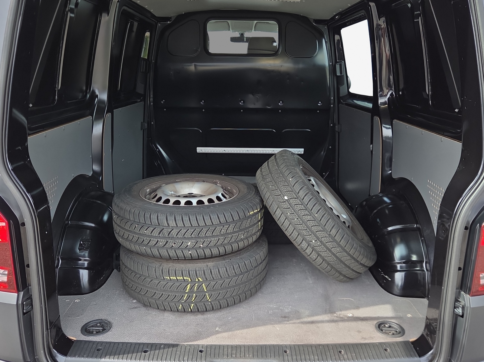 VW T6.1 2.0 TDI DSG-image-12