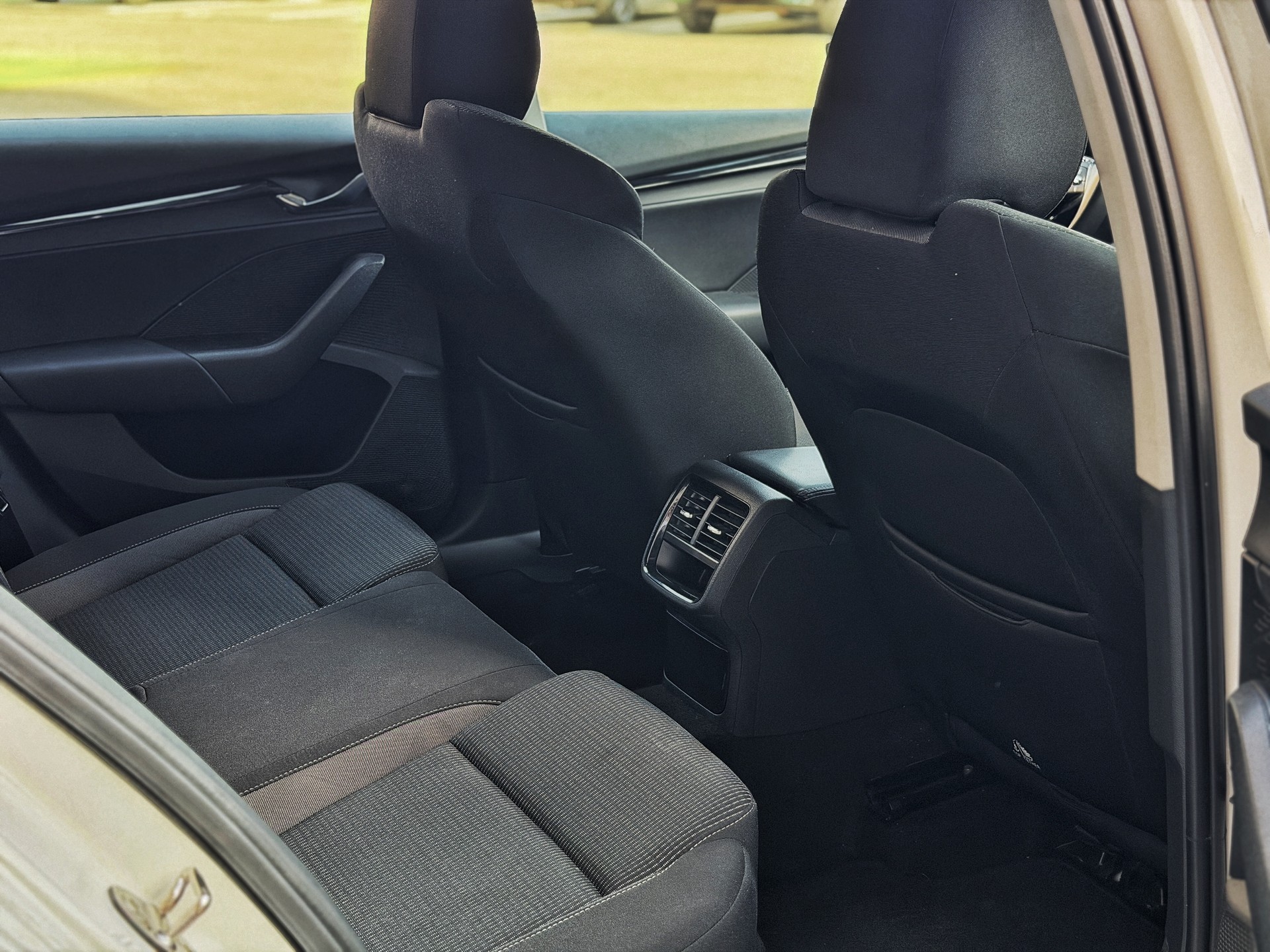 SKODA Octavia Combi 2.0 TDI DSG Ambition 4x4-image-17