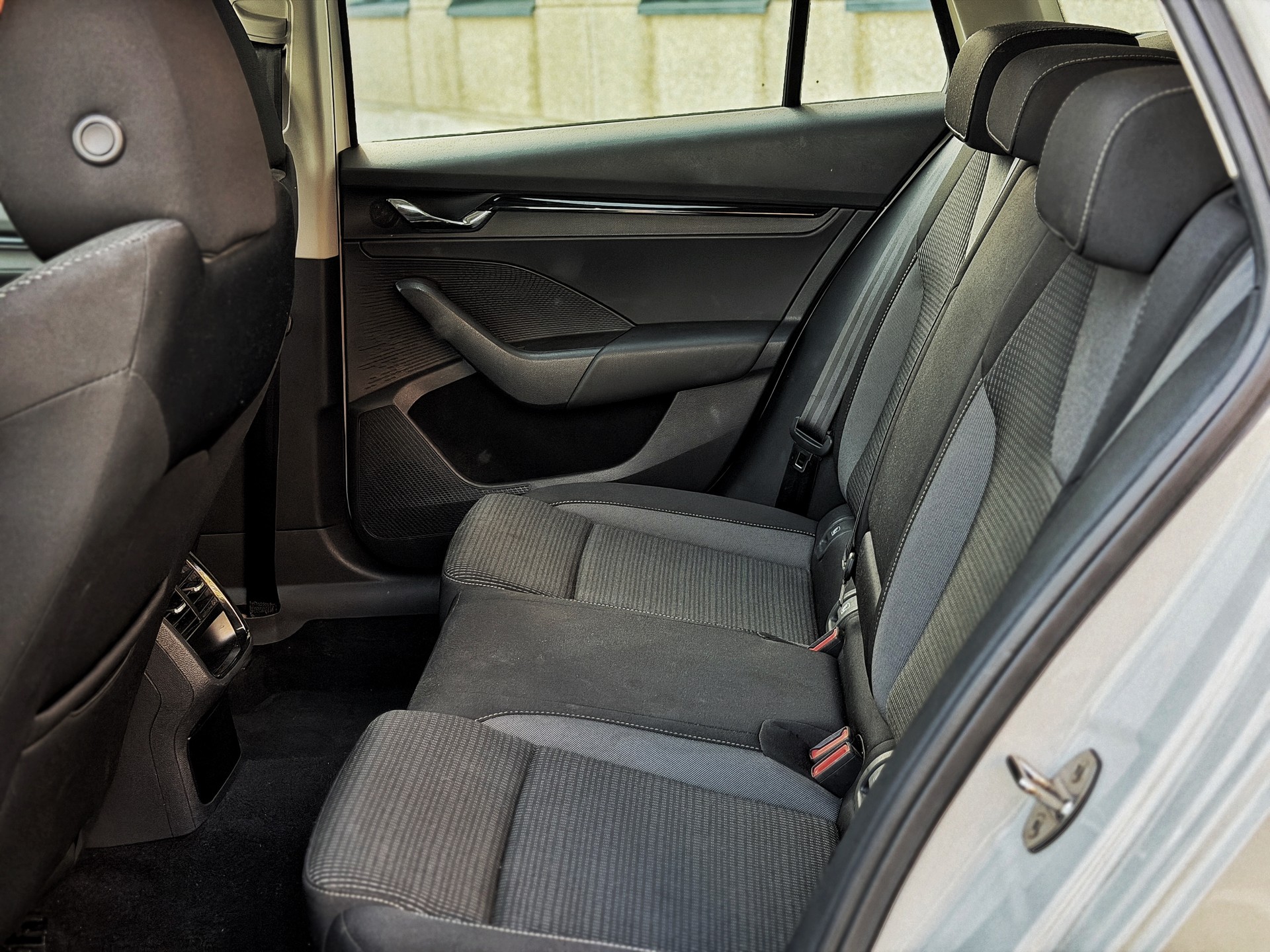 SKODA Octavia Combi 2.0 TDI DSG Ambition 4x4-image-19