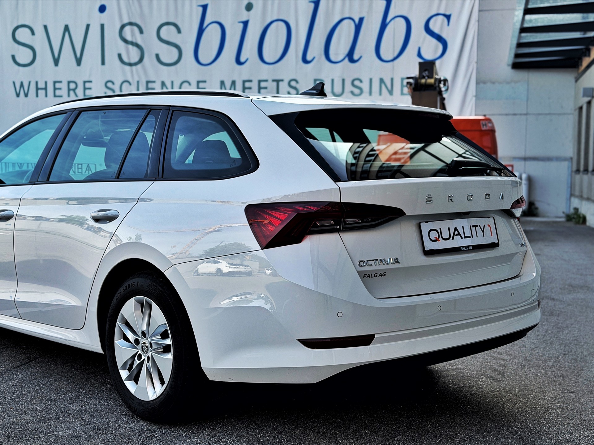 SKODA Octavia Combi 2.0 TDI DSG Ambition 4x4-image-9
