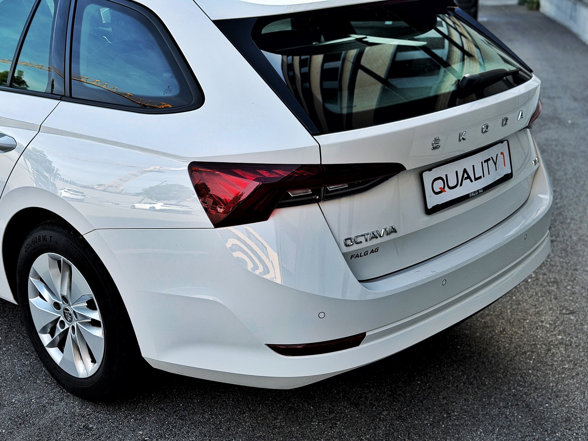 SKODA Octavia Combi 2.0 TDI DSG Ambition 4x4-image-10