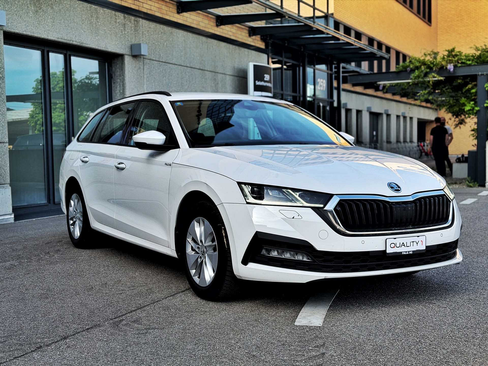 SKODA Octavia Combi 2.0 TDI DSG Ambition 4x4-showroom-element-2