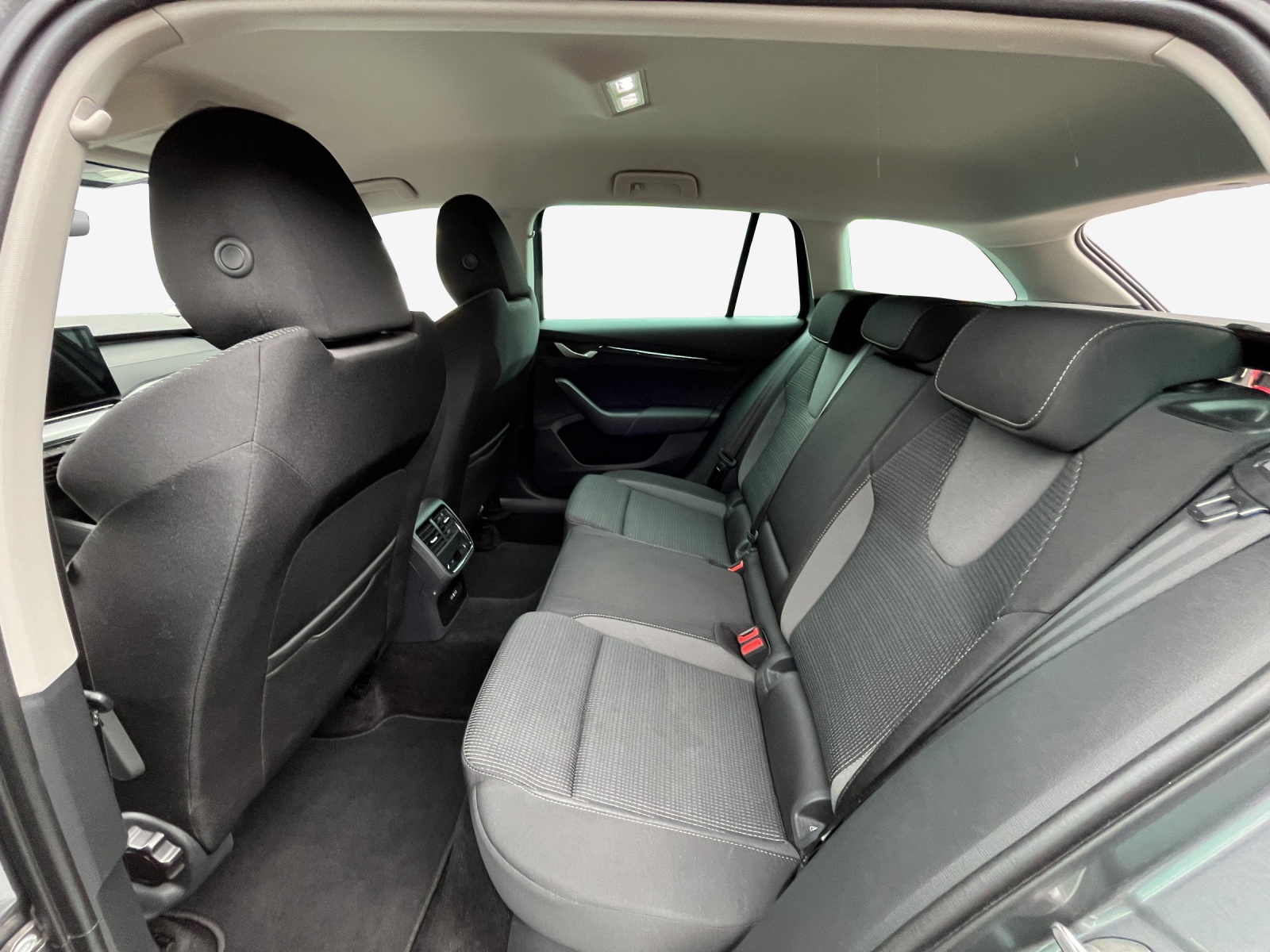 SKODA Octavia Combi 1.5 TSI mHEV DSG Dynamic-image-11