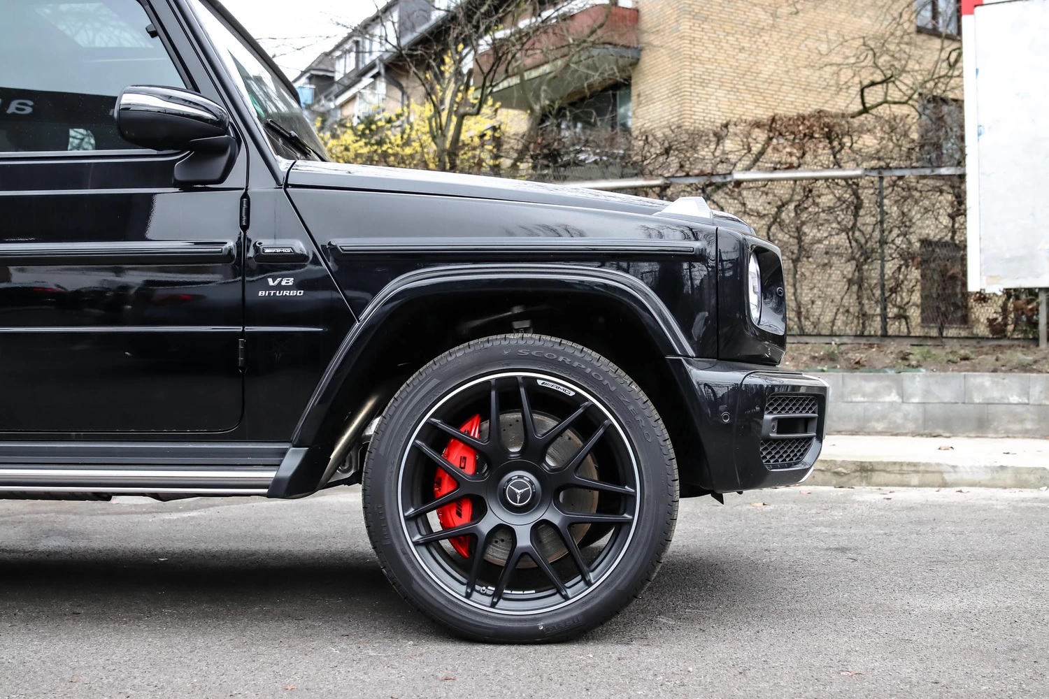MERCEDES-BENZ W463 V8-Biturbo-showroom-element-1