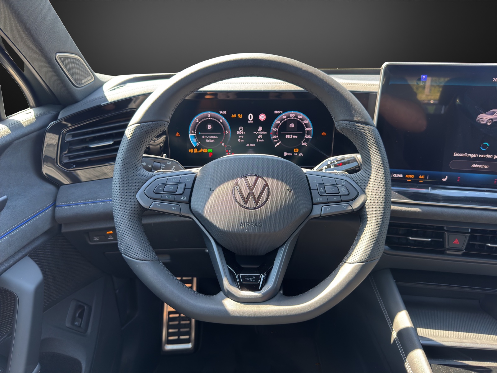 VW Tiguan 2.0 TDI SCR R-Line 4Motion DSG-image-10