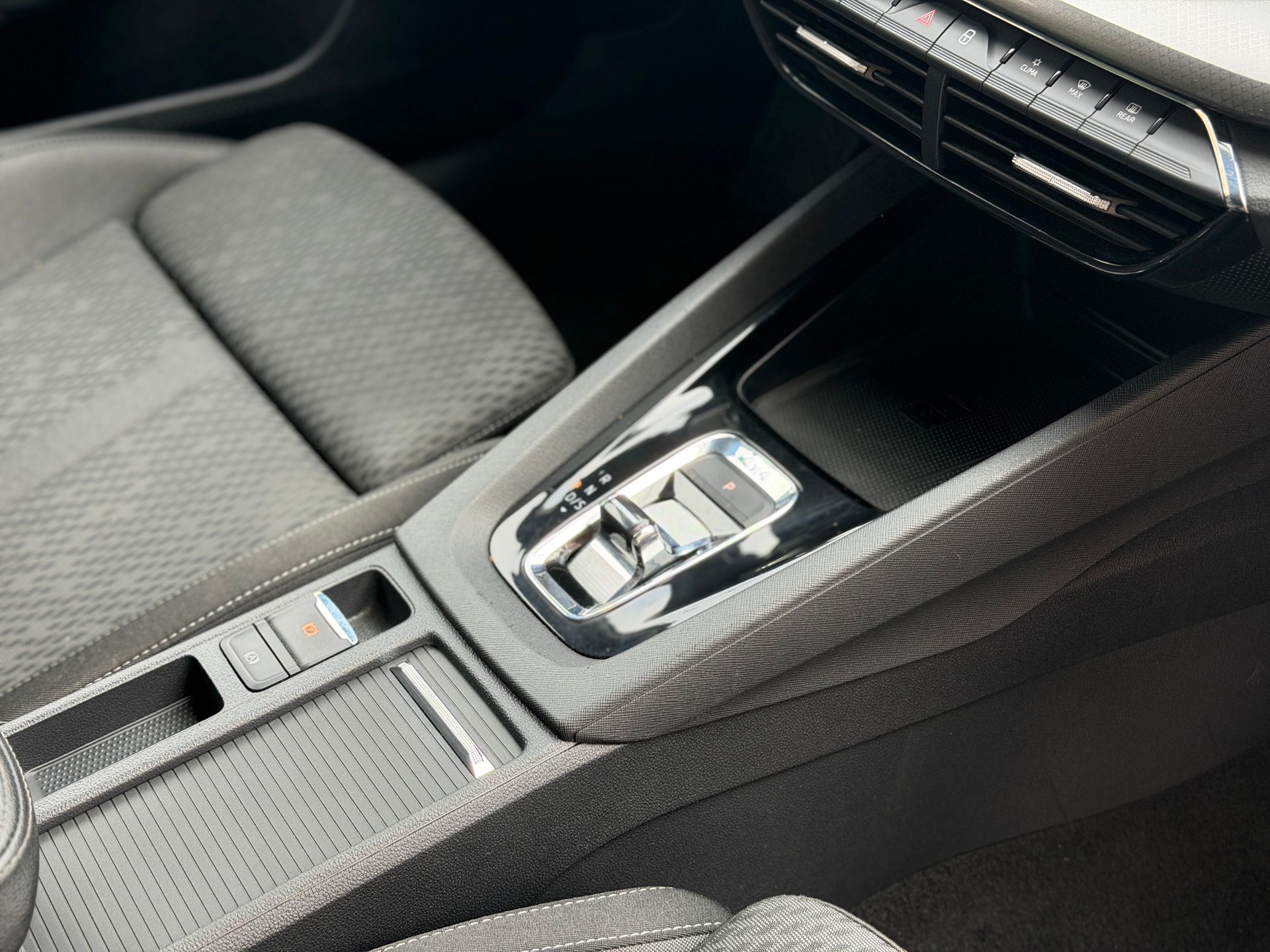 SKODA Octavia Combi 2.0 TDI DSG Ambition 4x4-image-30