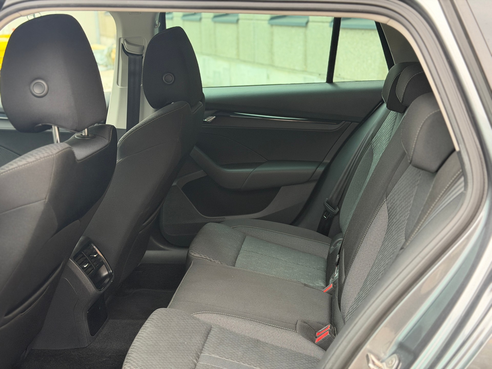 SKODA Octavia Combi 2.0 TDI DSG Ambition 4x4-image-19