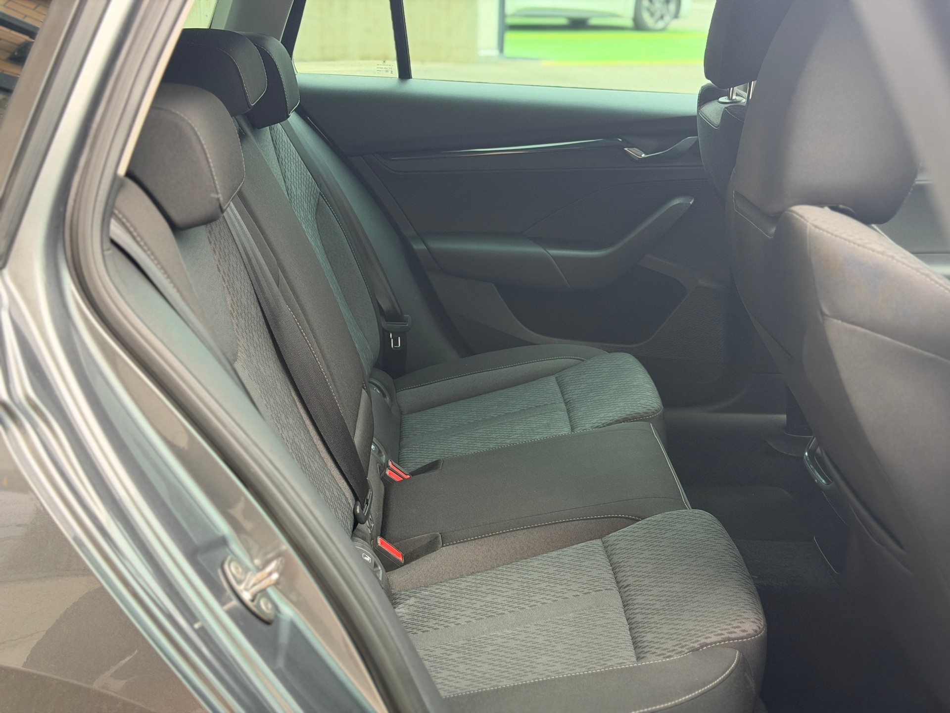 SKODA Octavia Combi 2.0 TDI DSG Ambition 4x4-image-22