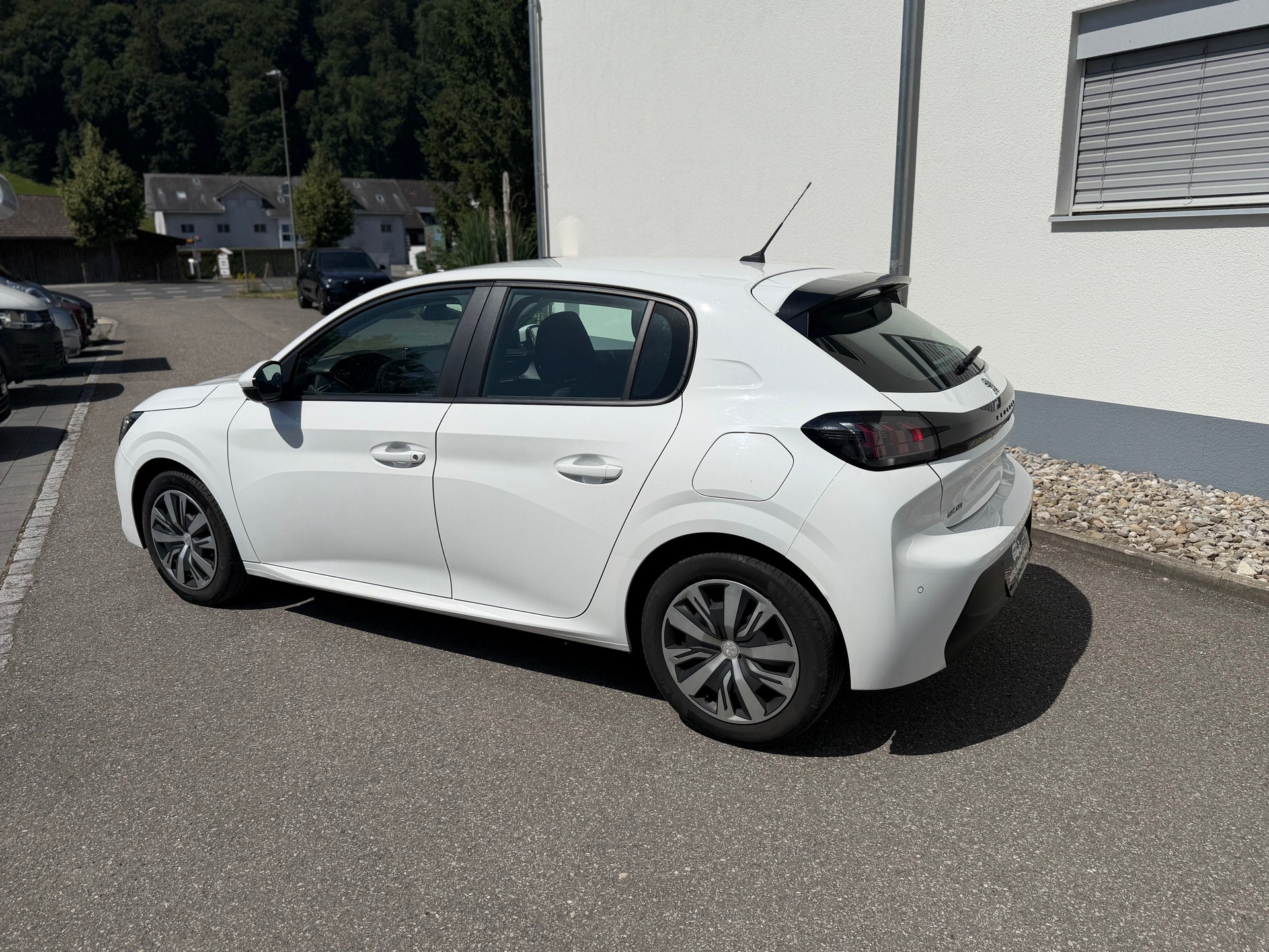 PEUGEOT 208 1.2 PureTech Active-image-11