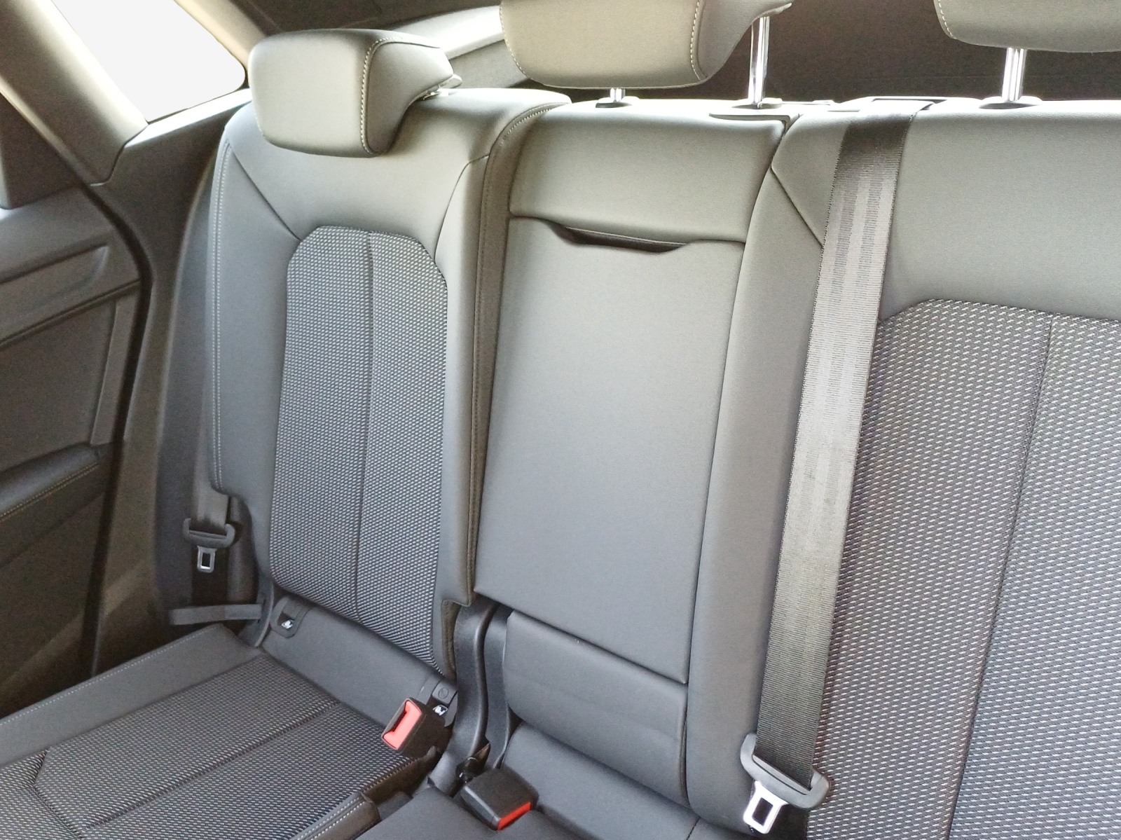 AUDI Q3 40 TFSI S line quattro S-tronic-image-11