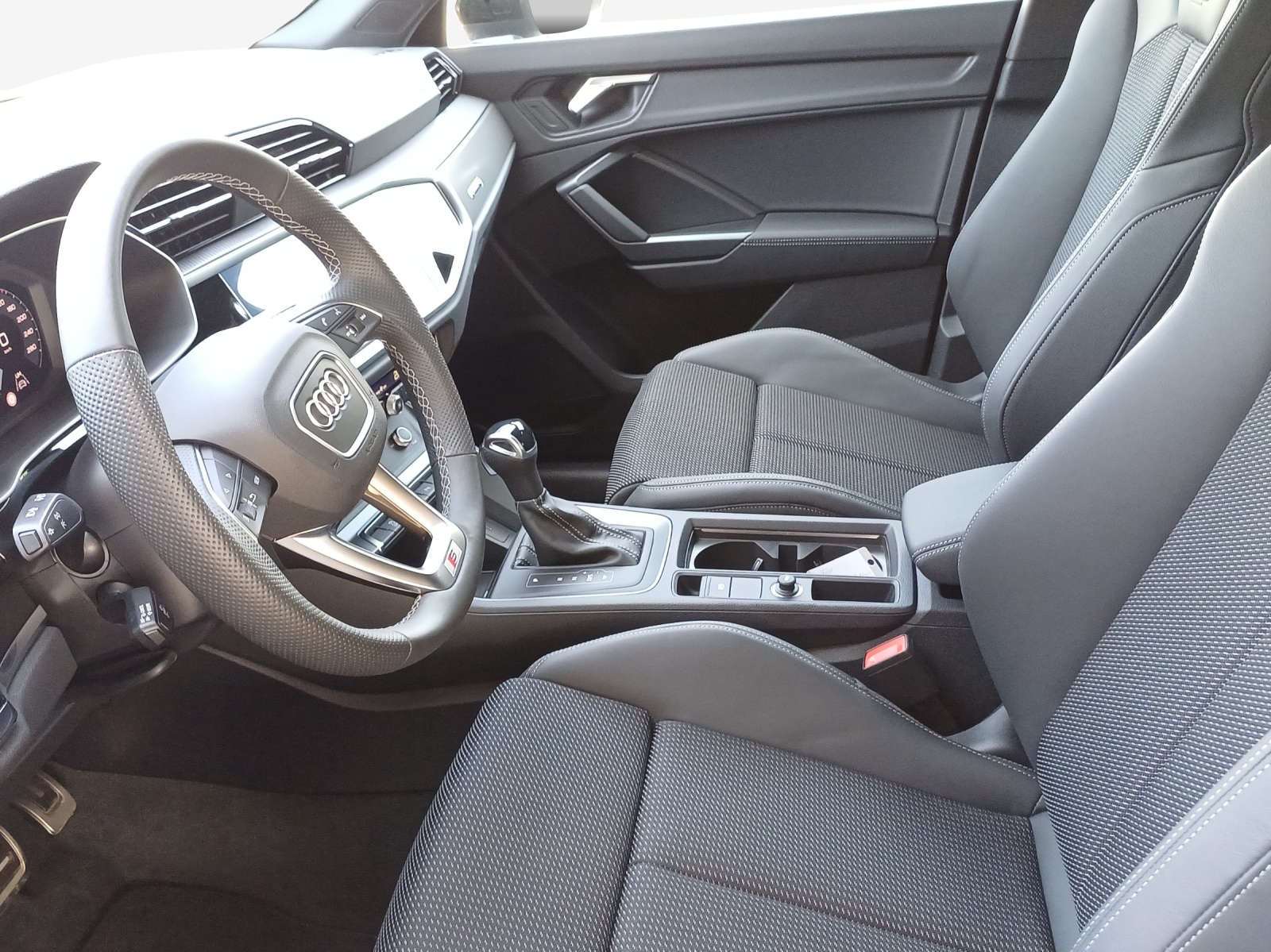 AUDI Q3 40 TFSI S line quattro S-tronic-image-7
