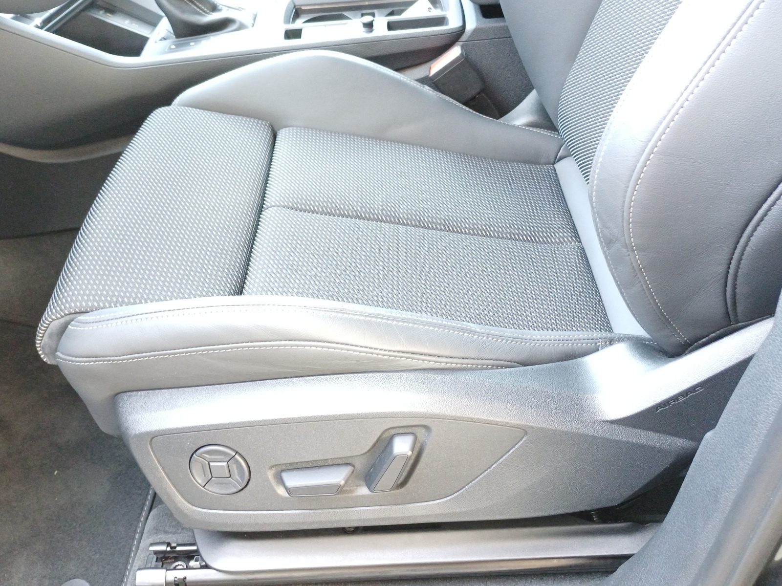 AUDI Q3 40 TFSI S line quattro S-tronic-image-14