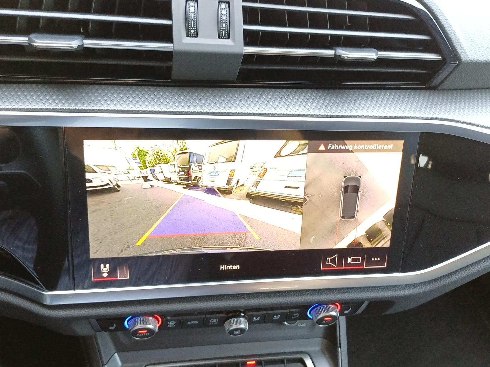 AUDI Q3 40 TFSI S line quattro S-tronic-image-15