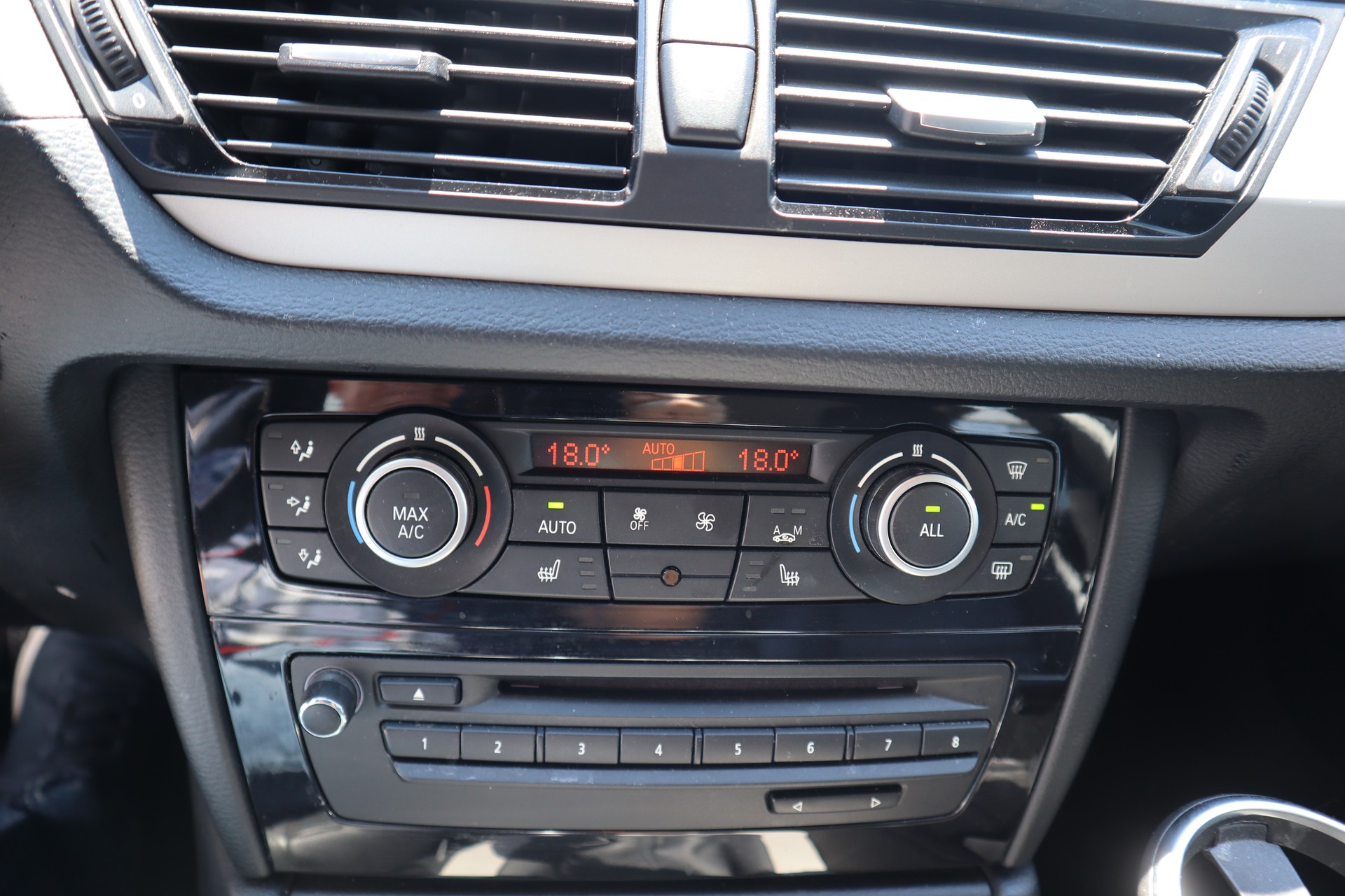 BMW X1 xDrive 20i-image-10