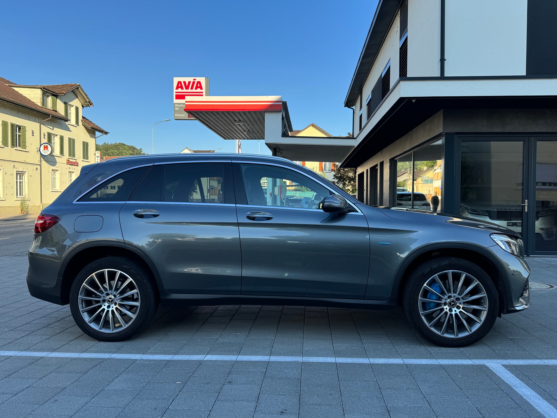 MERCEDES-BENZ GLC 350 e AMG Line 4Matic 7G-Tronic-image-5