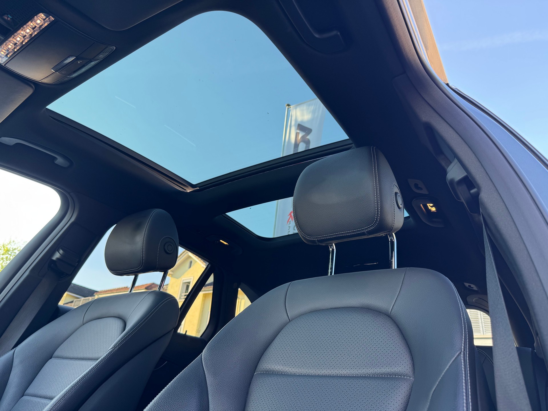 MERCEDES-BENZ GLC 350 e AMG Line 4Matic 7G-Tronic-image-18