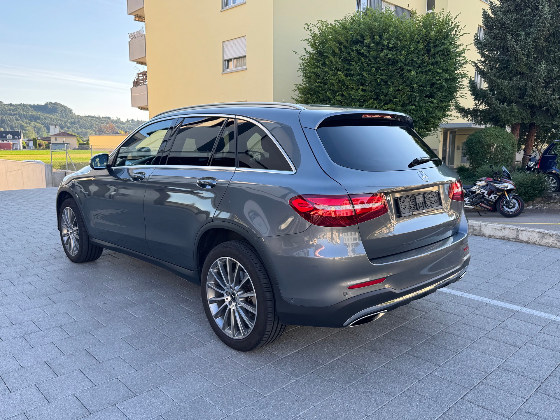 MERCEDES-BENZ GLC 350 e AMG Line 4Matic 7G-Tronic-image-2