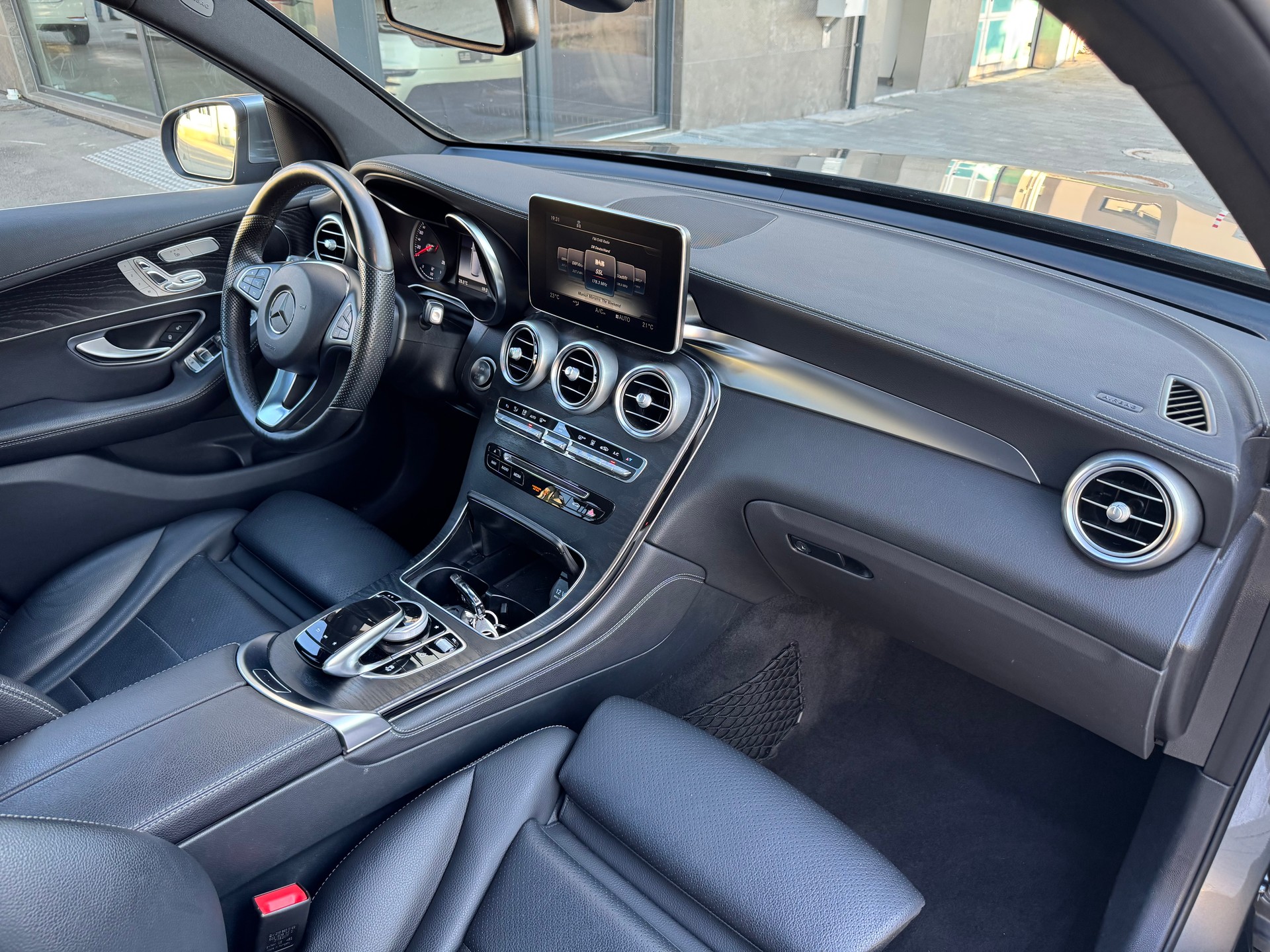 MERCEDES-BENZ GLC 350 e AMG Line 4Matic 7G-Tronic-image-12