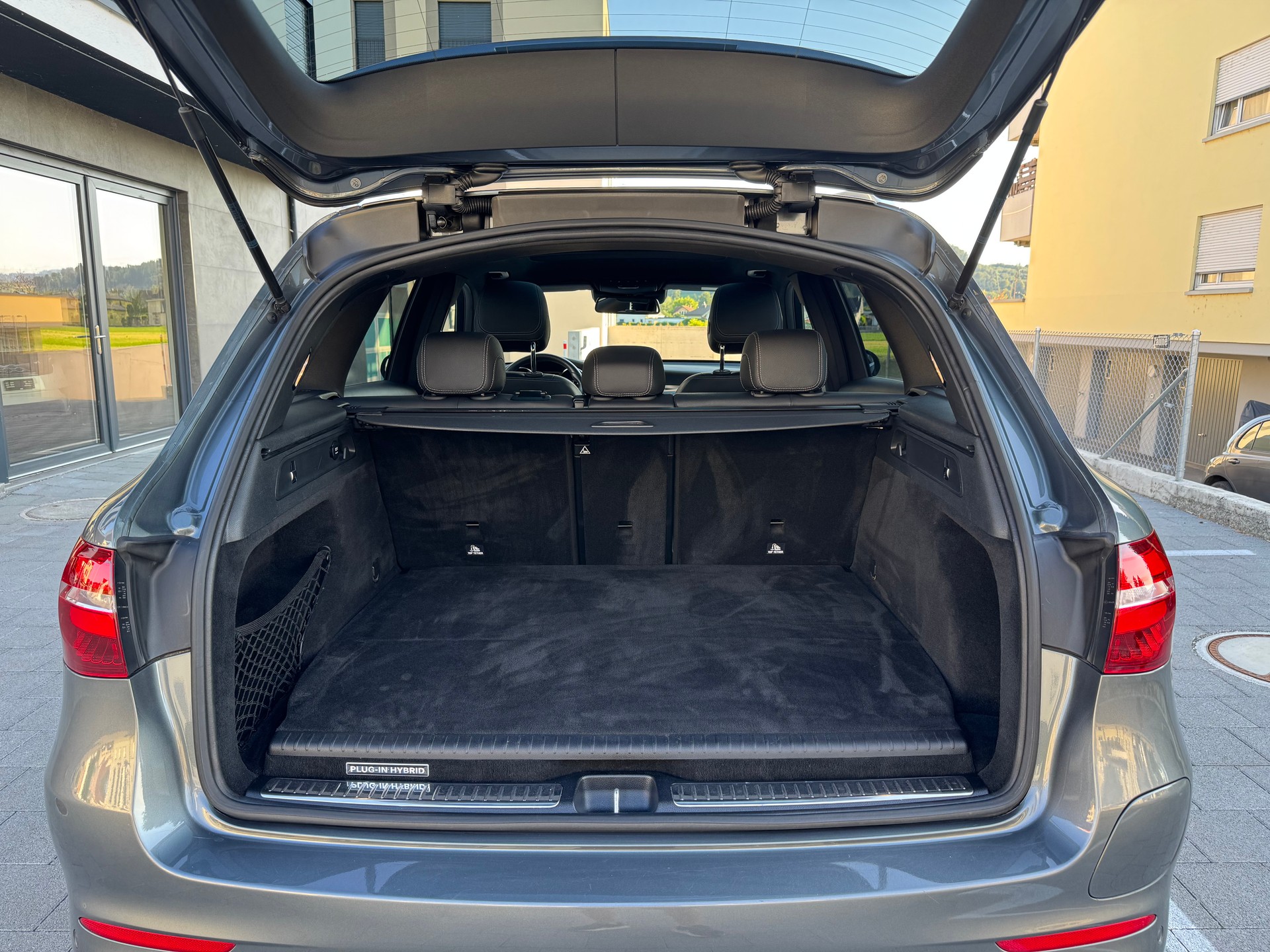 MERCEDES-BENZ GLC 350 e AMG Line 4Matic 7G-Tronic-image-22