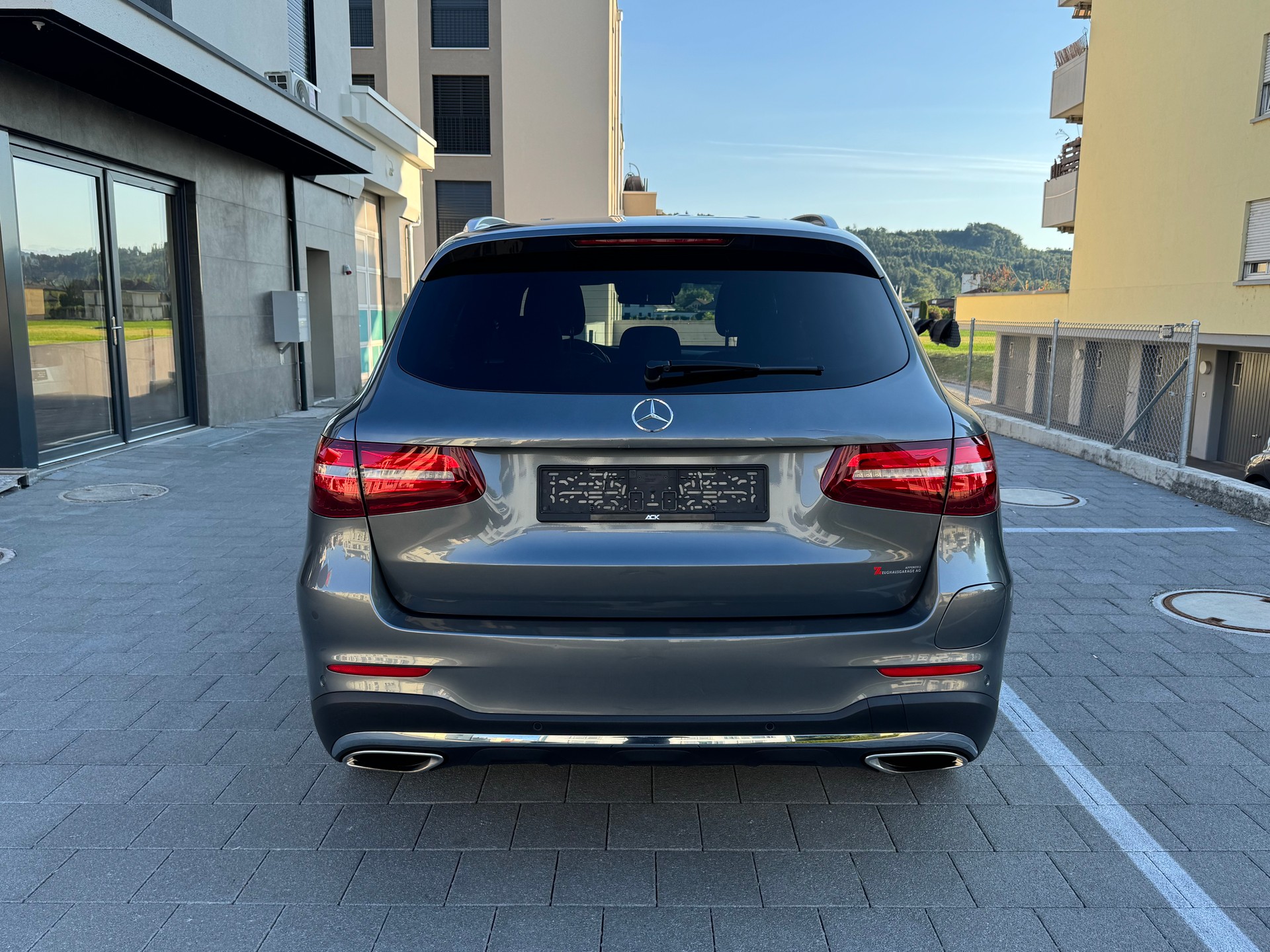 MERCEDES-BENZ GLC 350 e AMG Line 4Matic 7G-Tronic-image-3