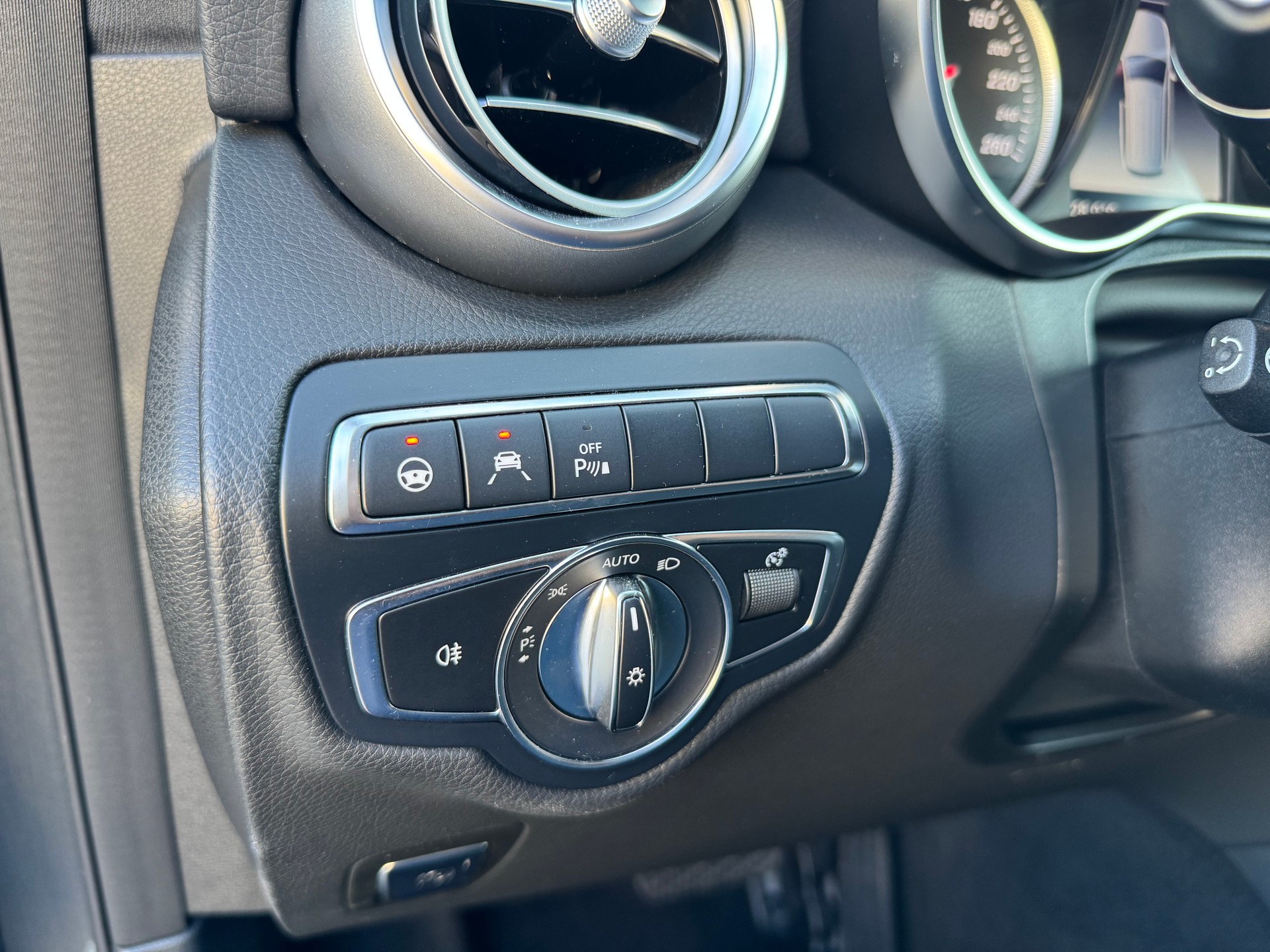 MERCEDES-BENZ GLC 350 e AMG Line 4Matic 7G-Tronic-image-15