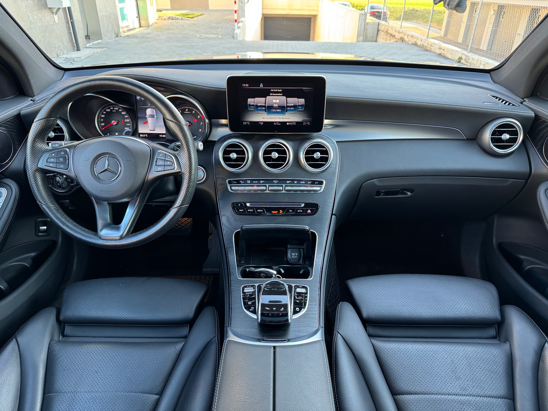 MERCEDES-BENZ GLC 350 e AMG Line 4Matic 7G-Tronic-image-10