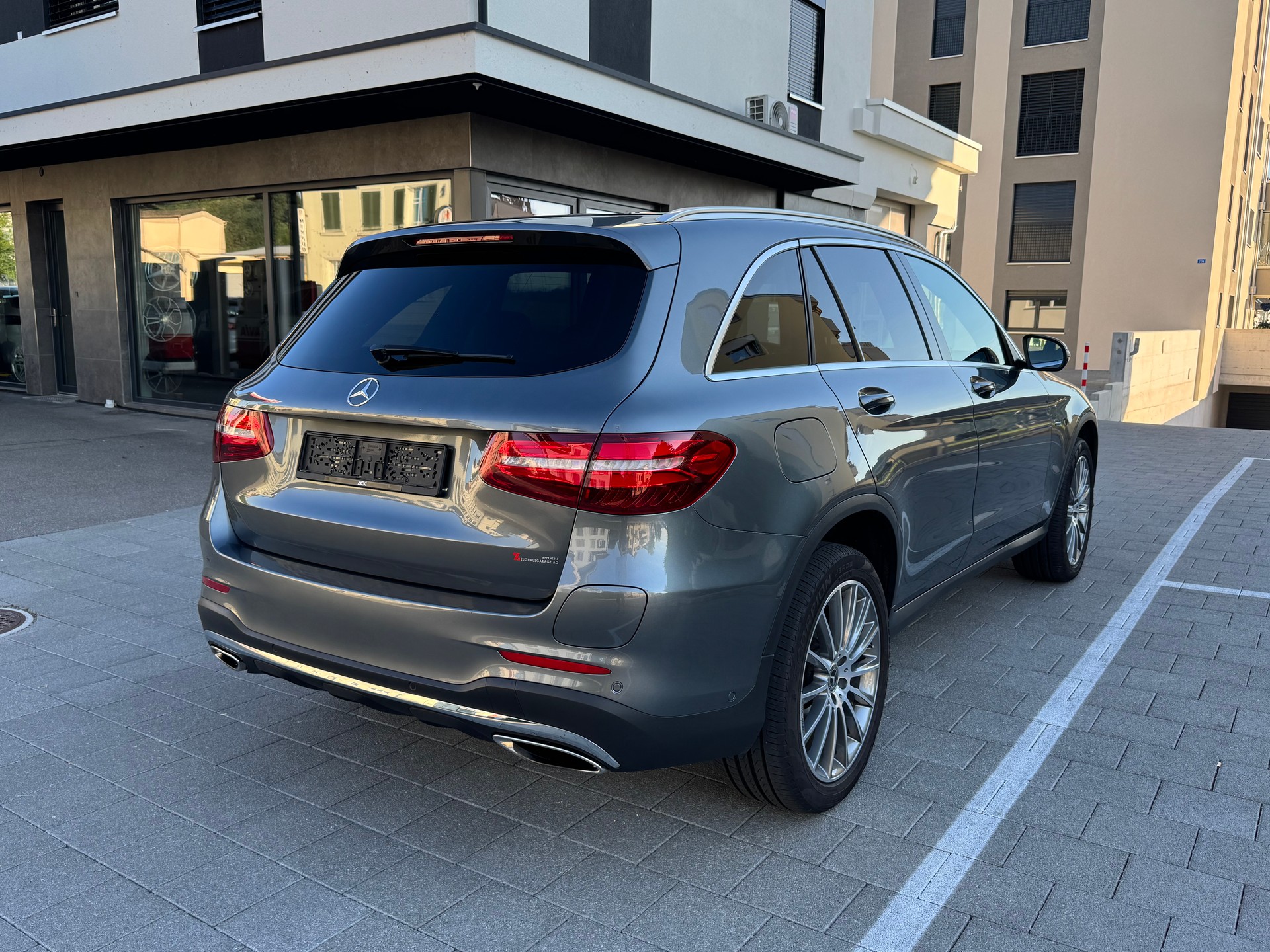 MERCEDES-BENZ GLC 350 e AMG Line 4Matic 7G-Tronic-image-4