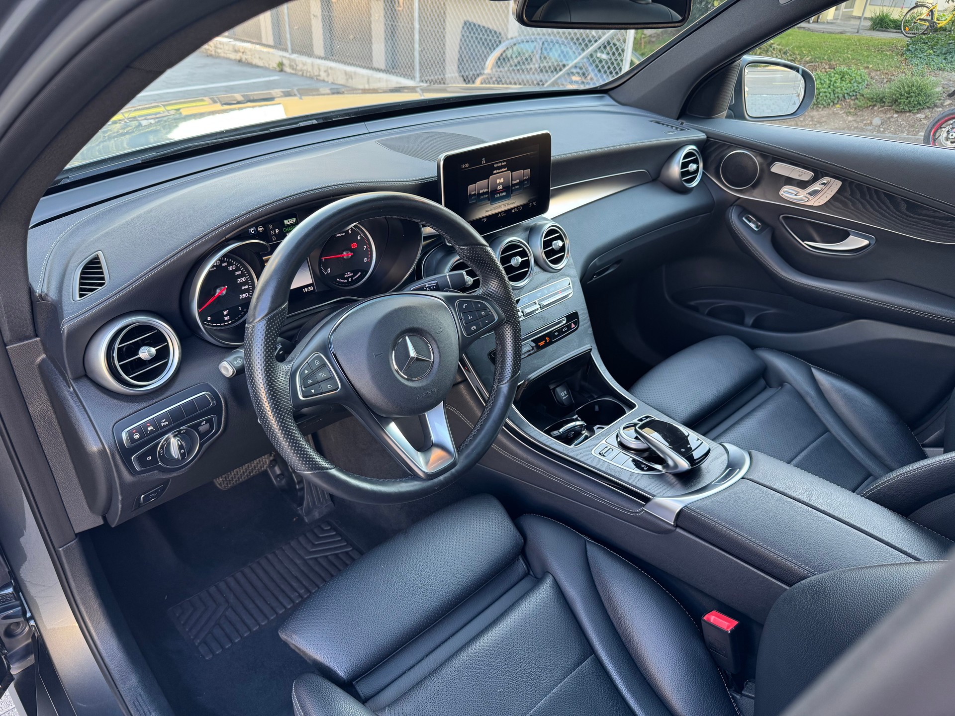 MERCEDES-BENZ GLC 350 e AMG Line 4Matic 7G-Tronic-image-8