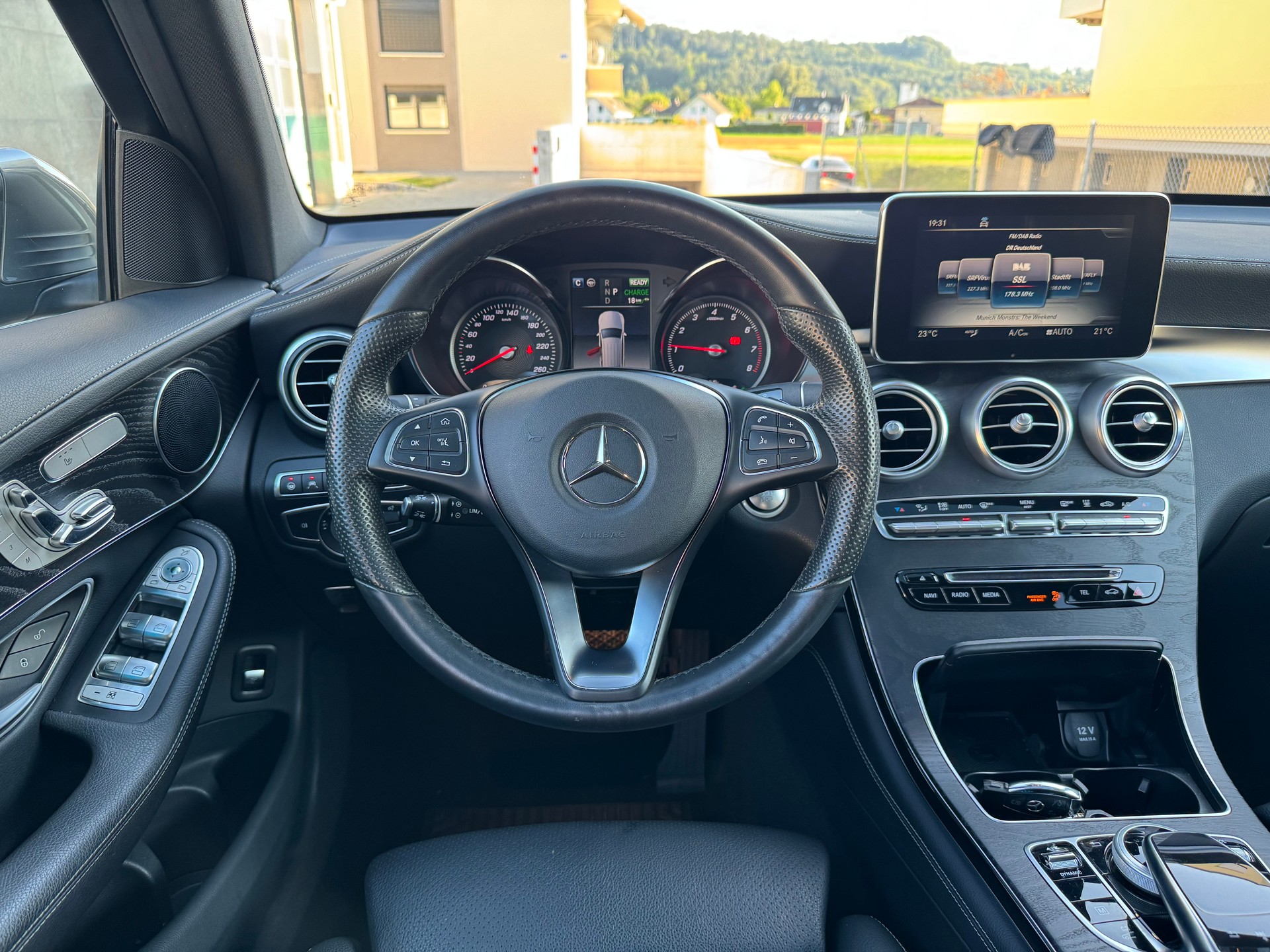 MERCEDES-BENZ GLC 350 e AMG Line 4Matic 7G-Tronic-image-9