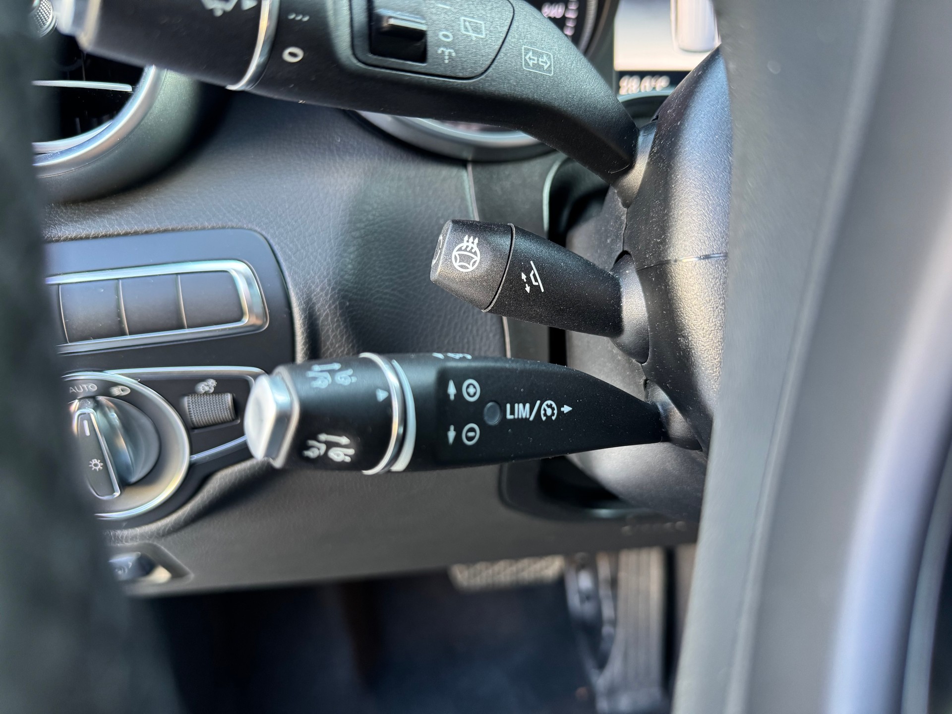 MERCEDES-BENZ GLC 350 e AMG Line 4Matic 7G-Tronic-image-16