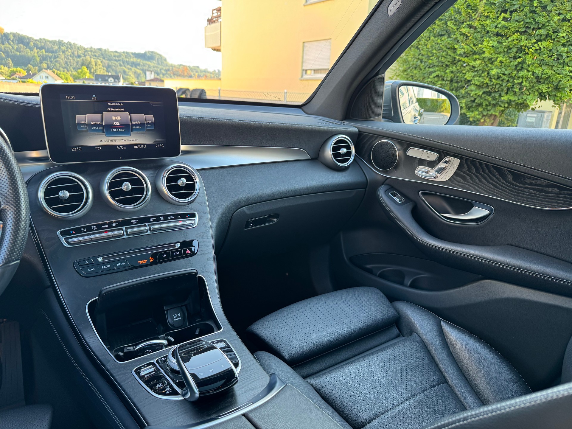 MERCEDES-BENZ GLC 350 e AMG Line 4Matic 7G-Tronic-image-11