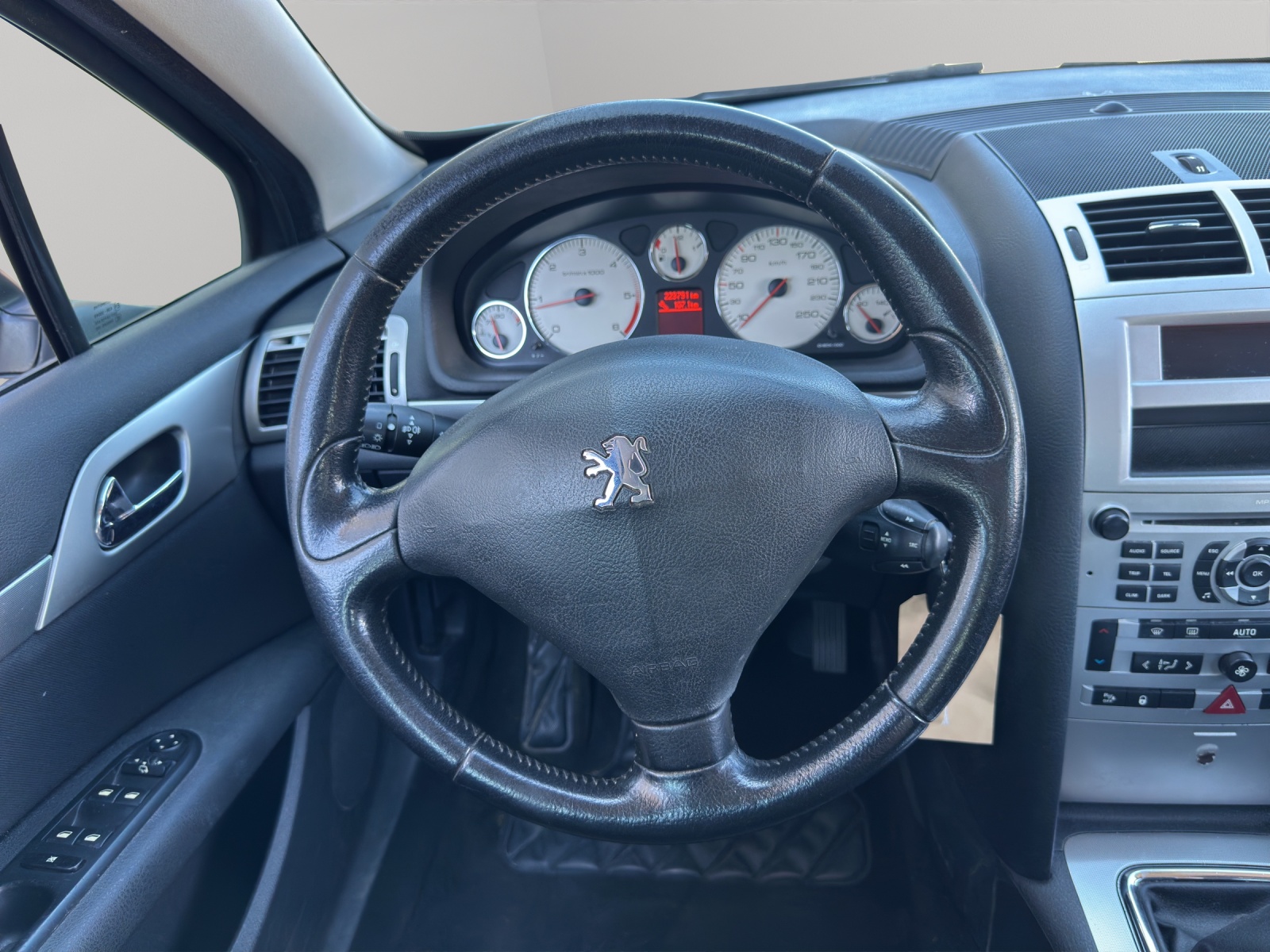 PEUGEOT 407 2.2 HDI Platinium Edition-image-17