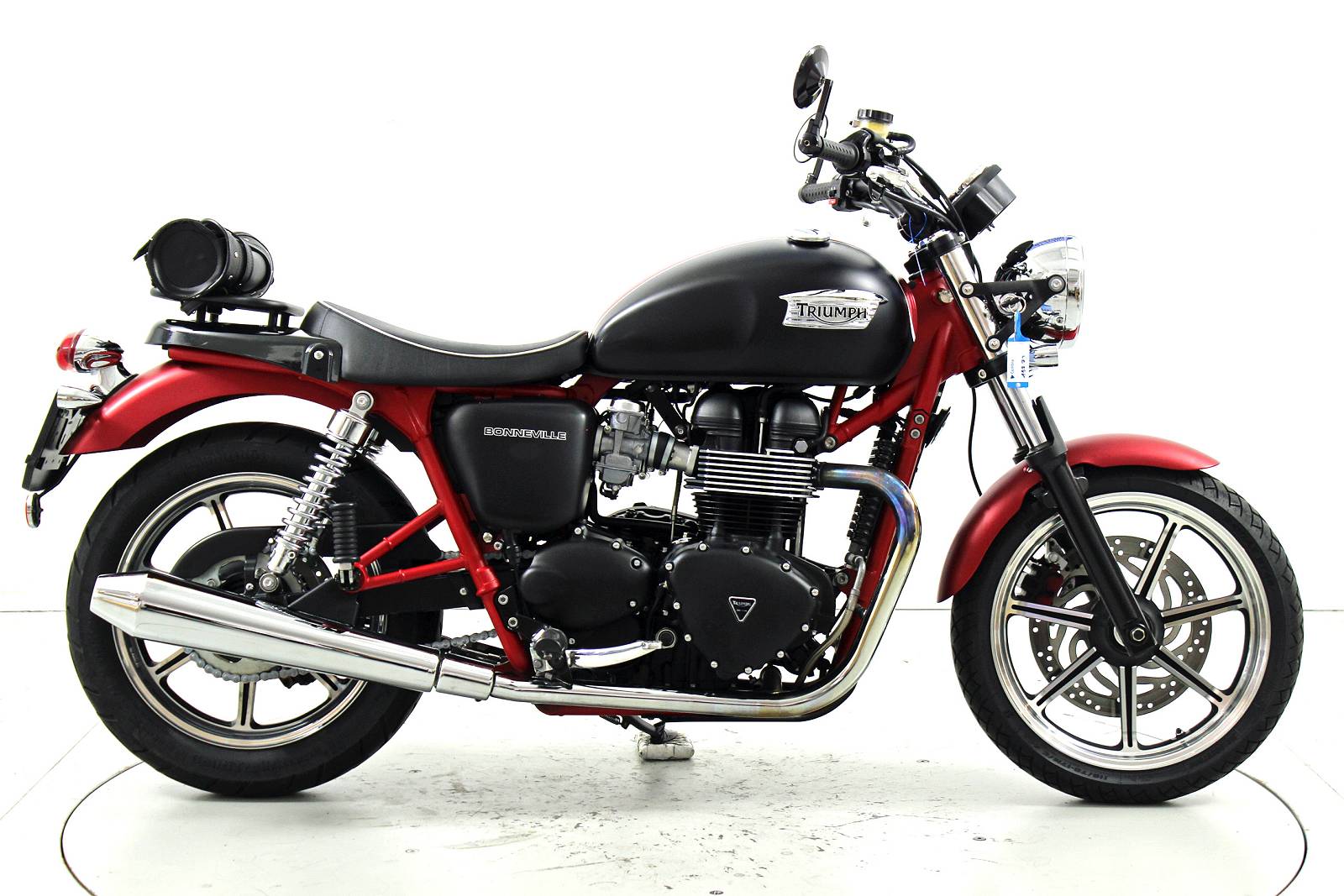 TRIUMPH Bonneville T100-showroom-element-3
