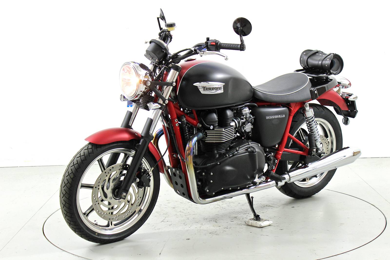 TRIUMPH Bonneville T100-showroom-element-2